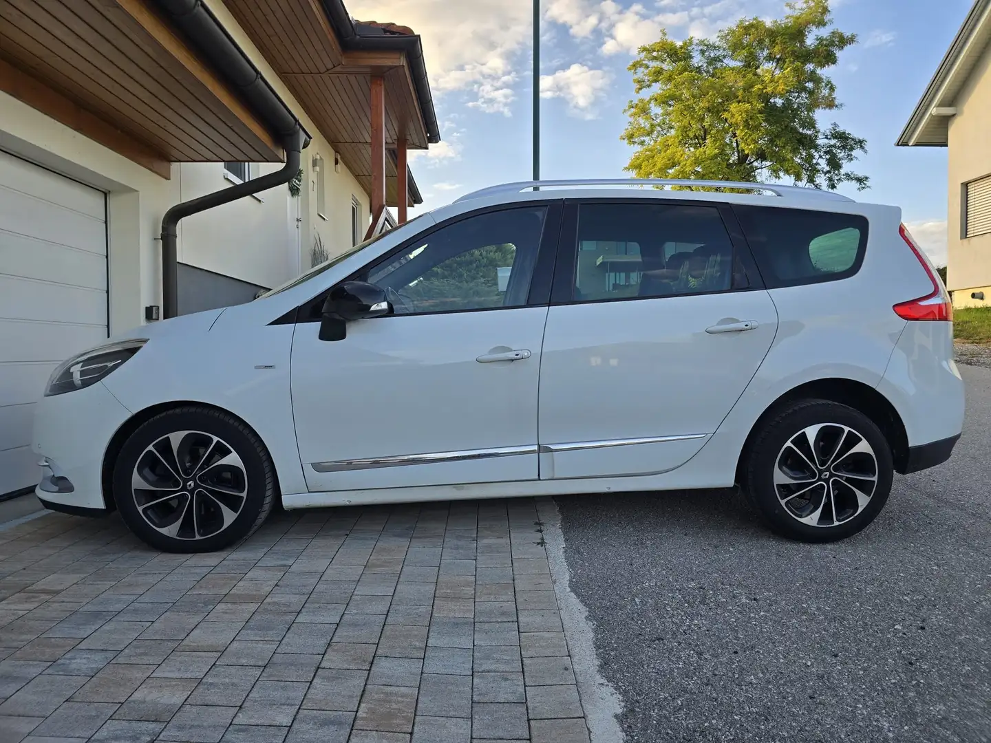 Renault Grand Scenic Grand Scénic dCi 130 Euro 6 Bose Edition Weiß - 1