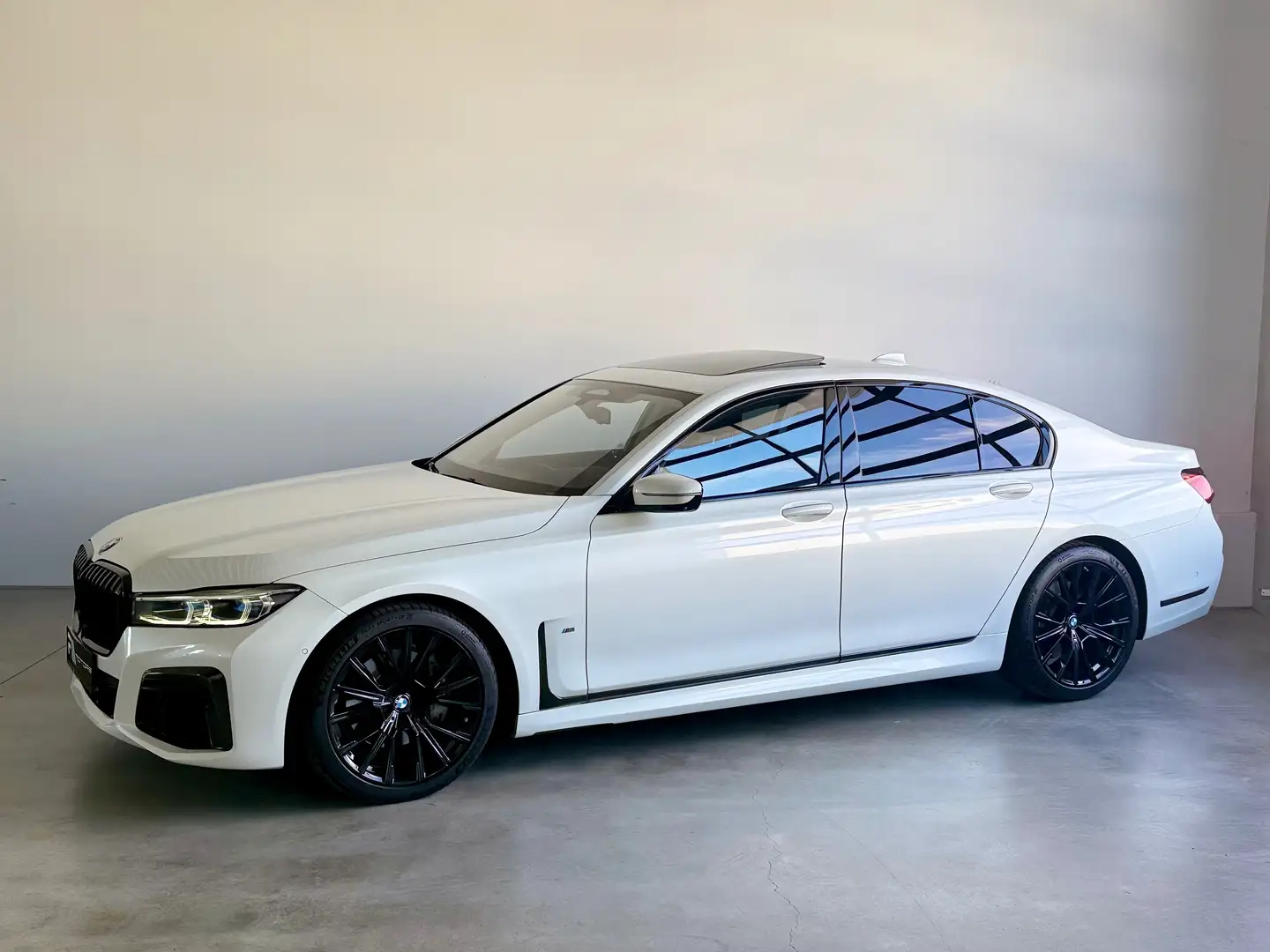 BMW 730 730d,HECK,CARBON,LUFT,ACC,SCHIEBED,SZH,SZB,MASSAGE Weiß - 1