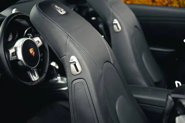 Porsche 911 view 6