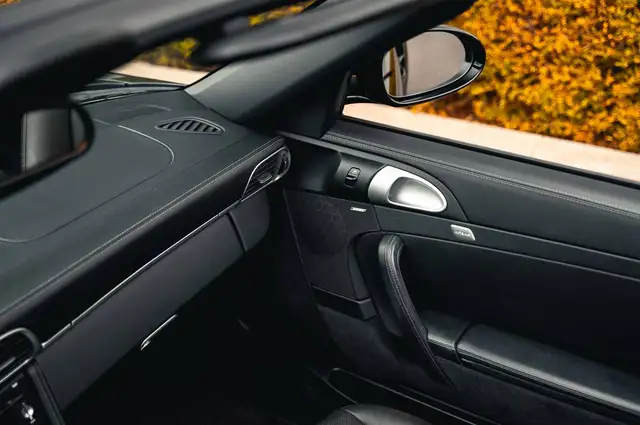 Porsche 911 view 11