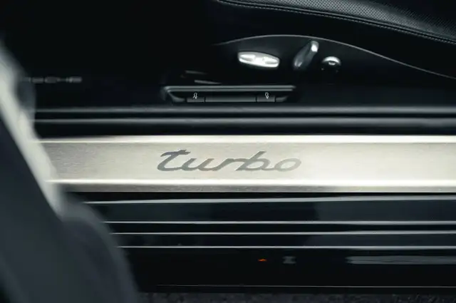 Porsche 911 view 9