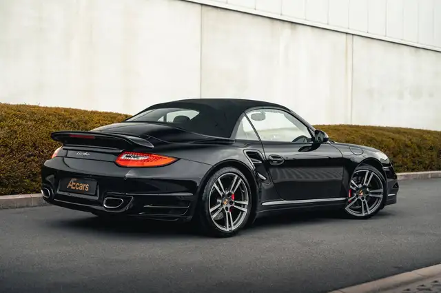 Porsche 911 view 3
