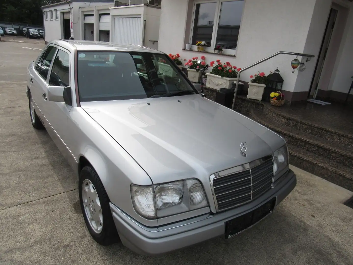 Mercedes-Benz E 200 OLDTIMER-ZULASSUNG. Серебристый - 1
