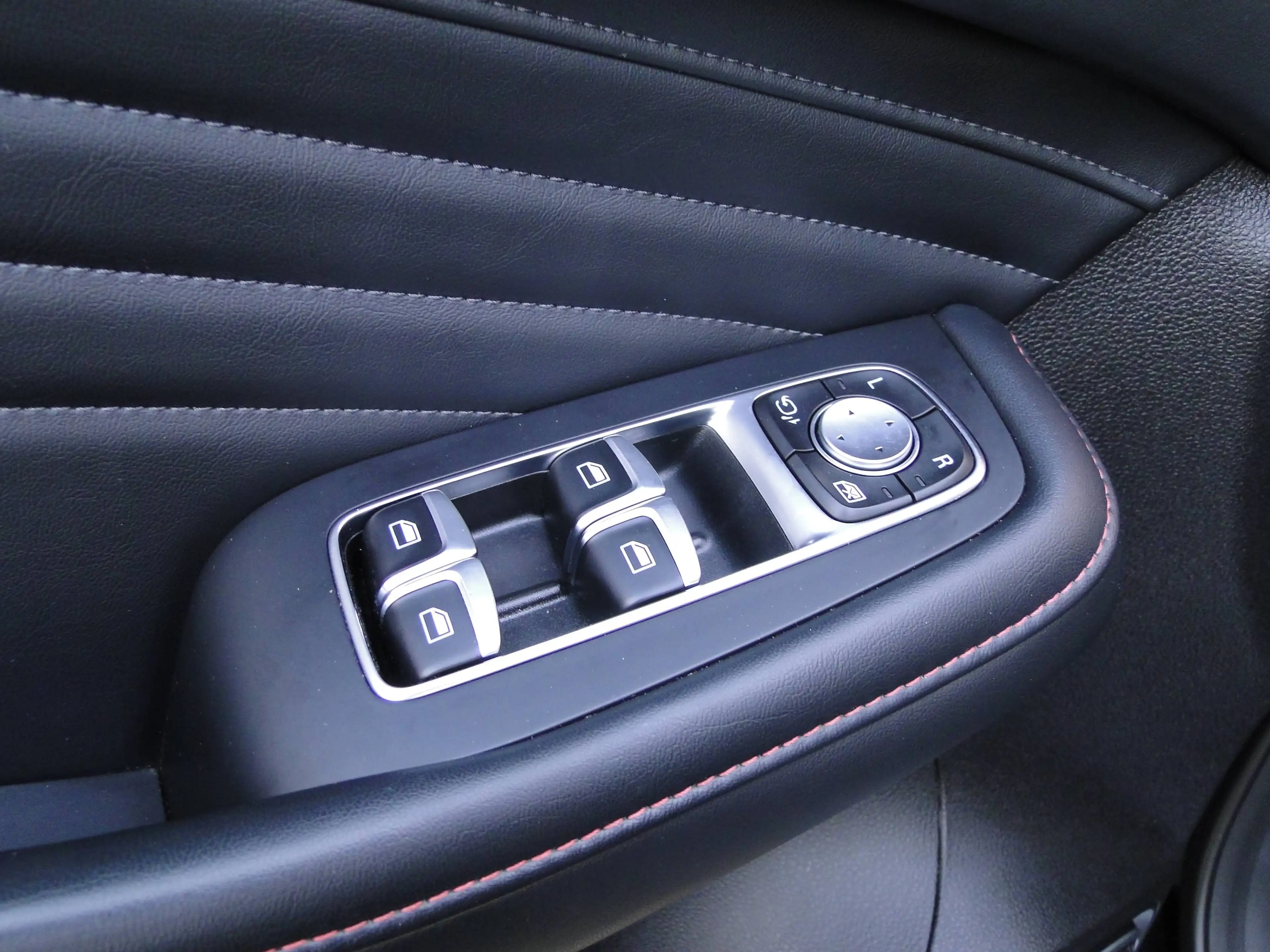 MG EHS EHS PHEV 1.5 Turbo Luxury — photo 10