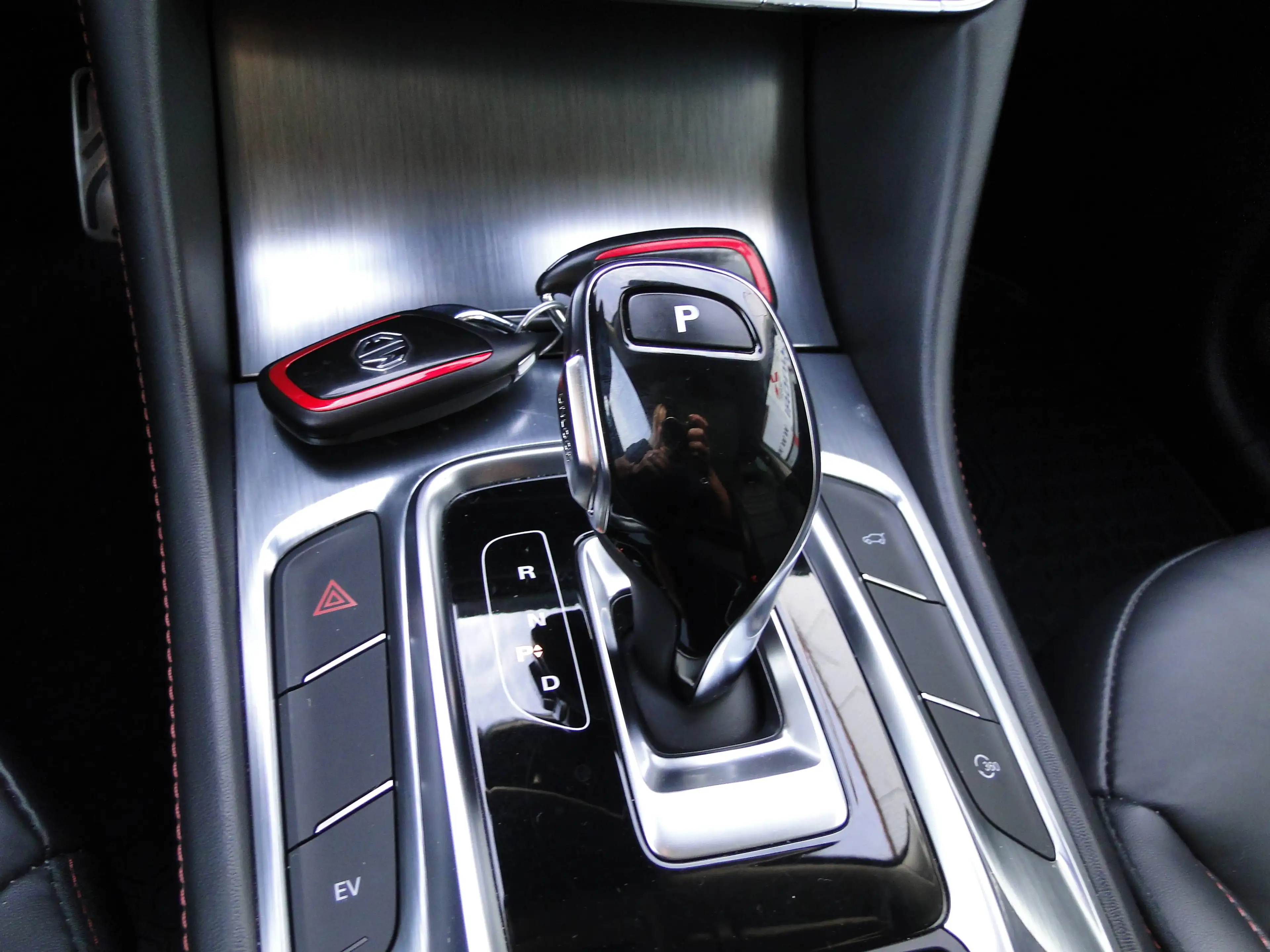 MG EHS EHS PHEV 1.5 Turbo Luxury — photo 12