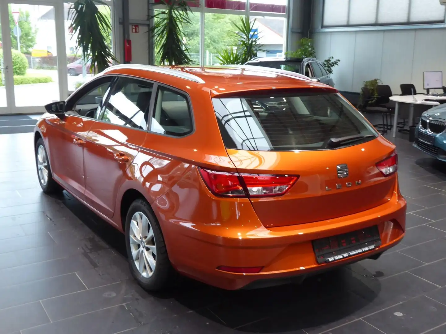 SEAT Leon ST 1.6 TDI Start&Stop DSG Style 8-fach Navi Orange - 2