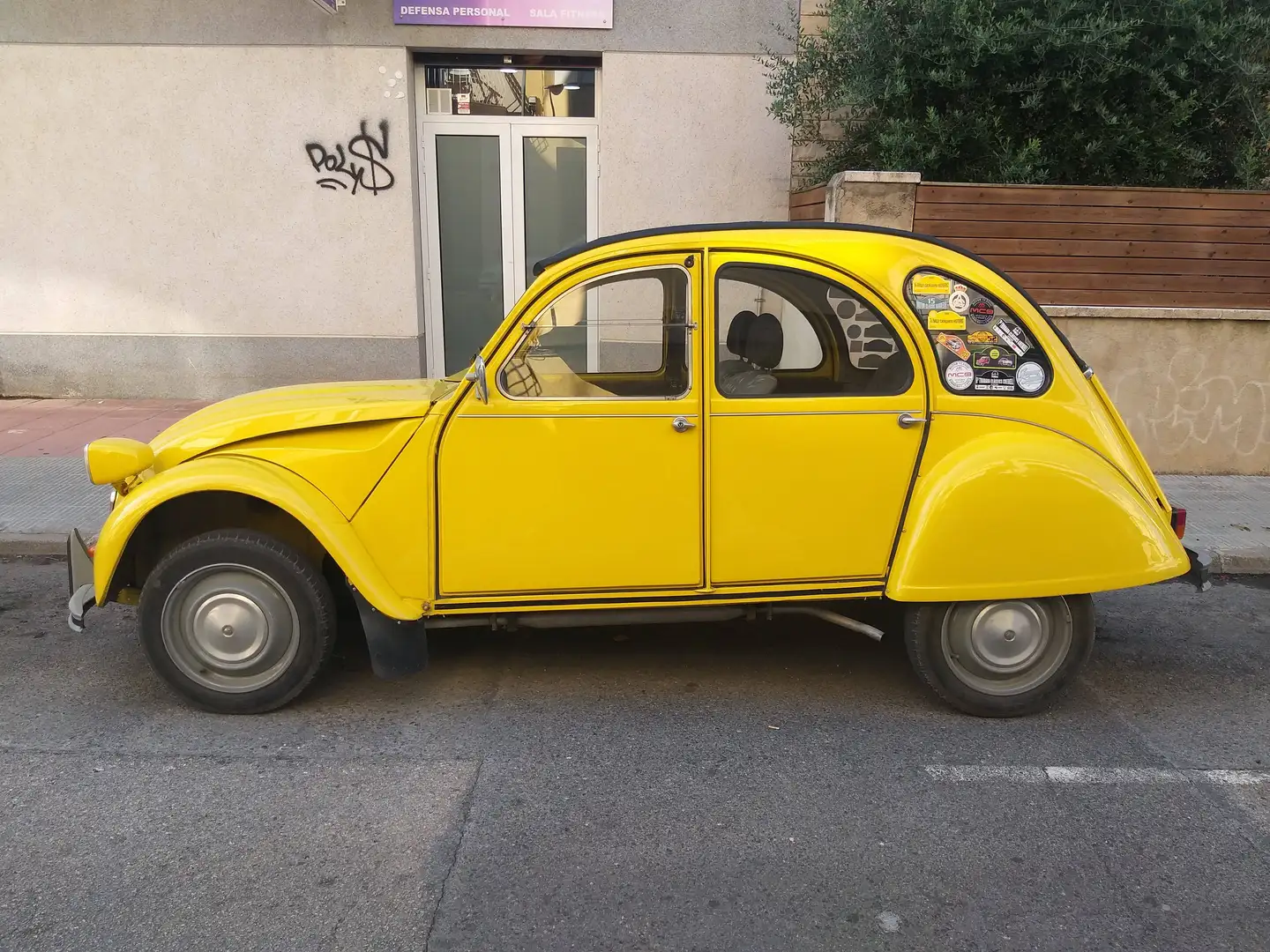 Citroen 2CV Berlina Amarillo - 1