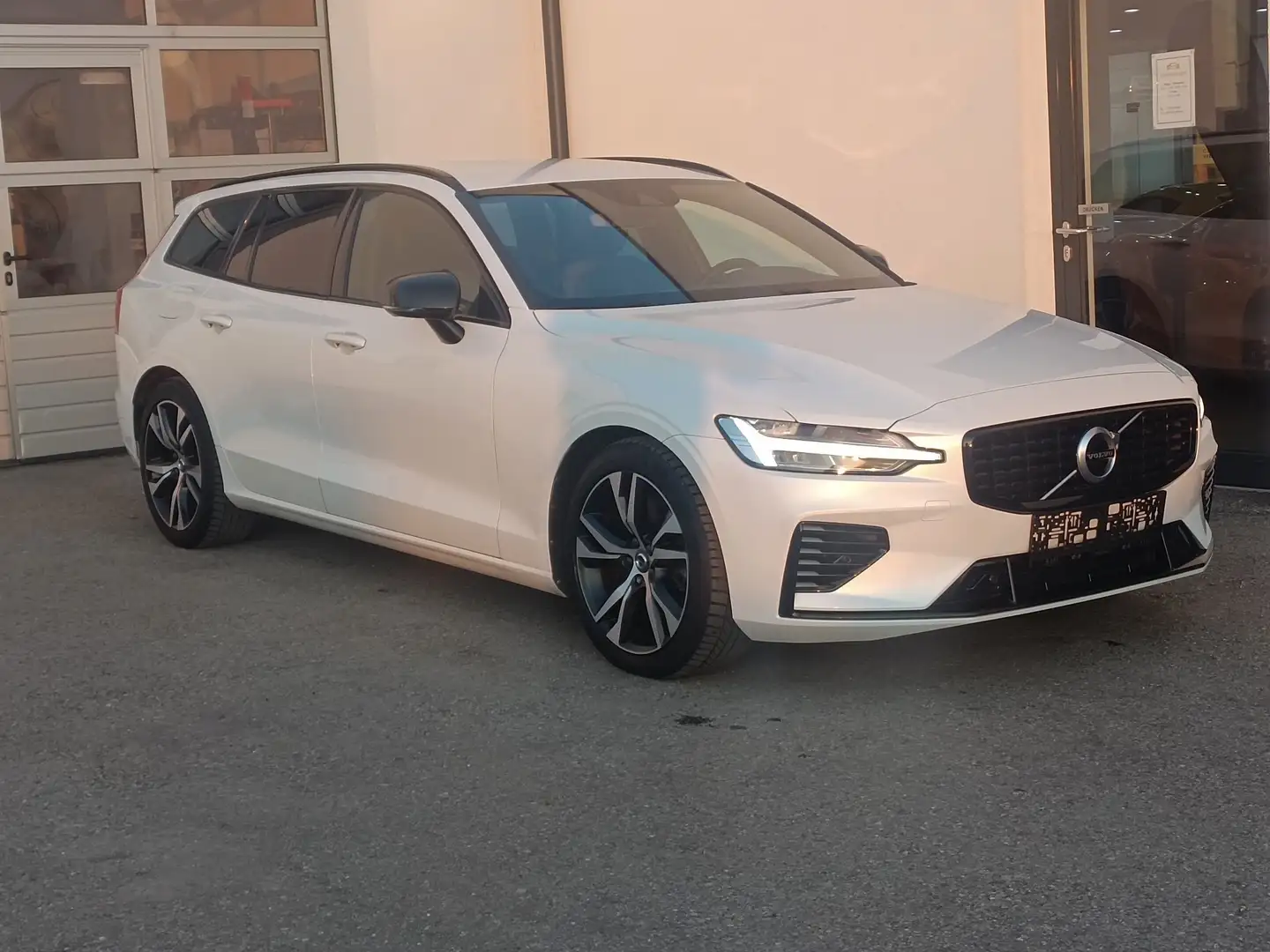 Volvo V60 T6AWD RechargePHEV R-DesignGeartronic,Leder,Kamera Weiß - 1