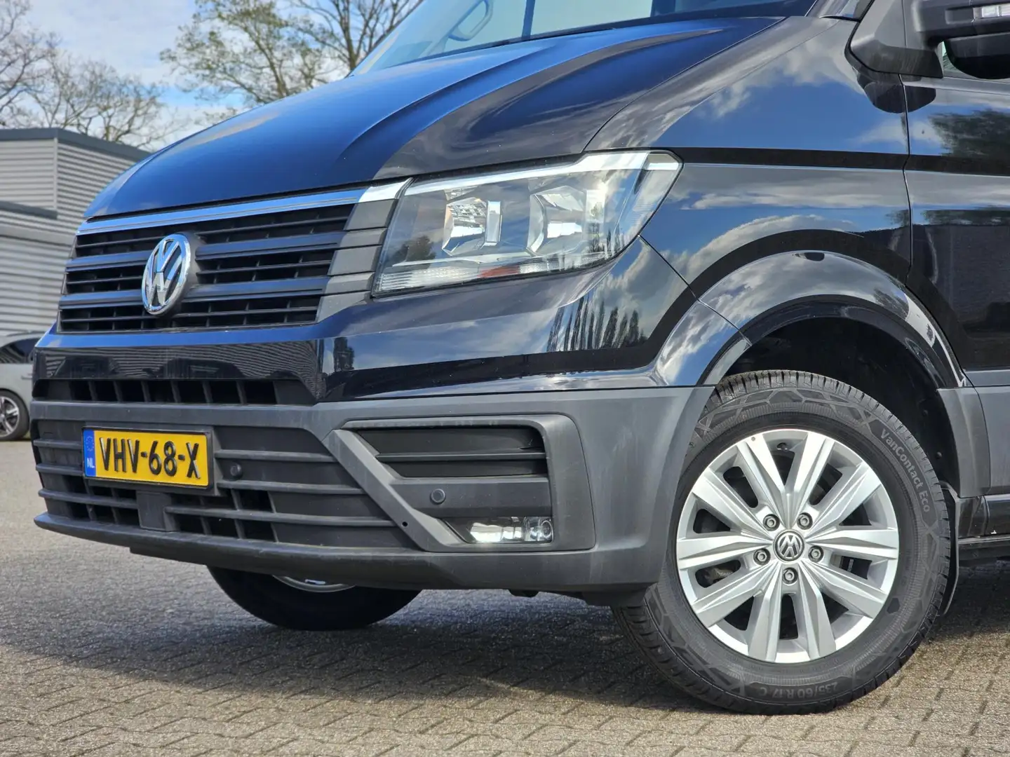 Volkswagen Crafter 2.0 TDI 140PK L3H3 Highline CRUISE NAV TREKHAAK Zwart - 2