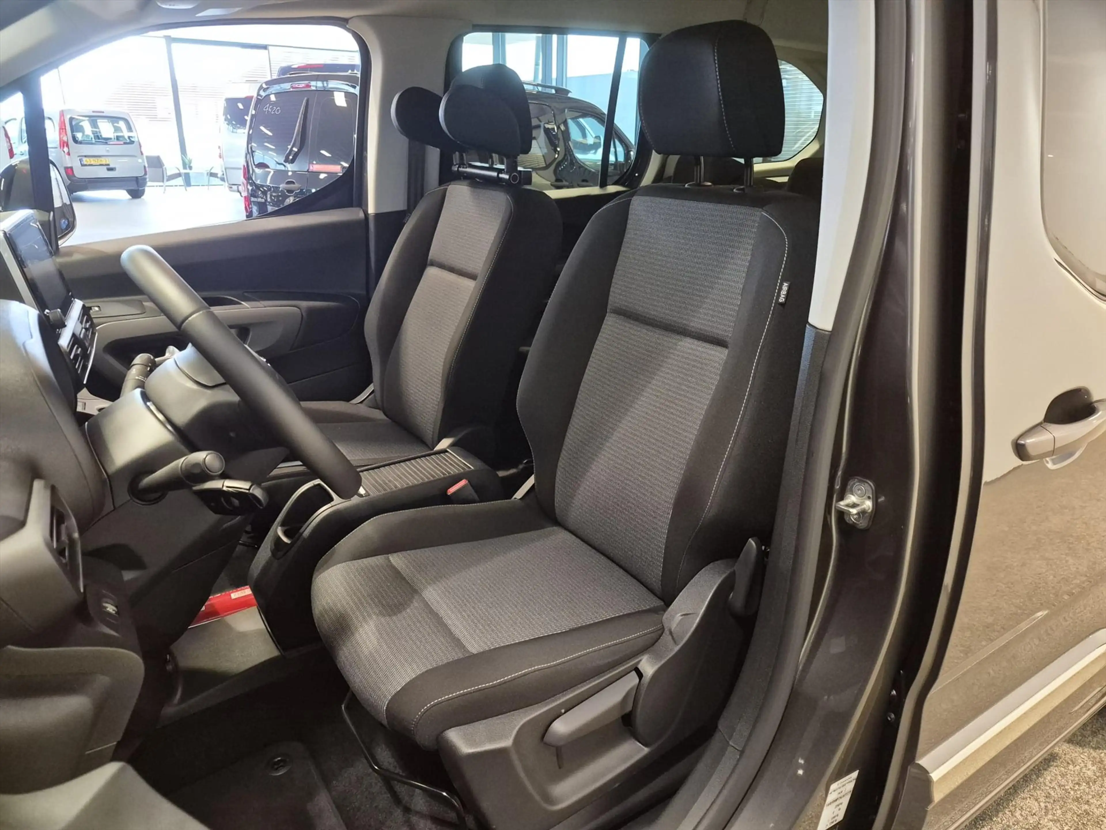 Toyota Proace City Verso L2 Rolstoelauto 5+1 — photo 19