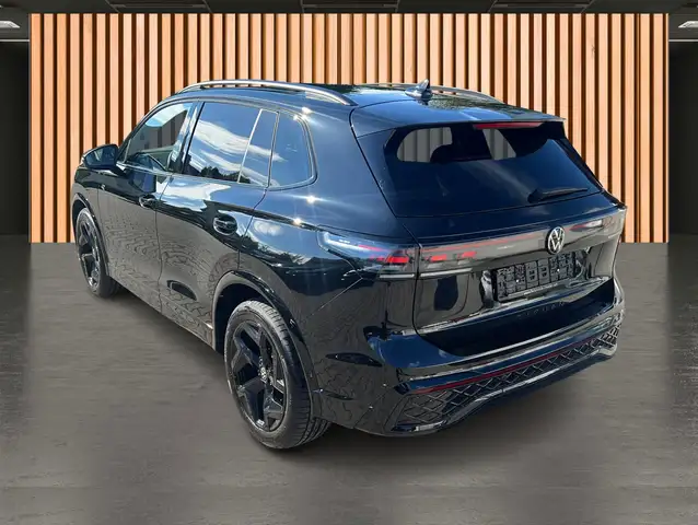 Volkswagen Tiguan view 4