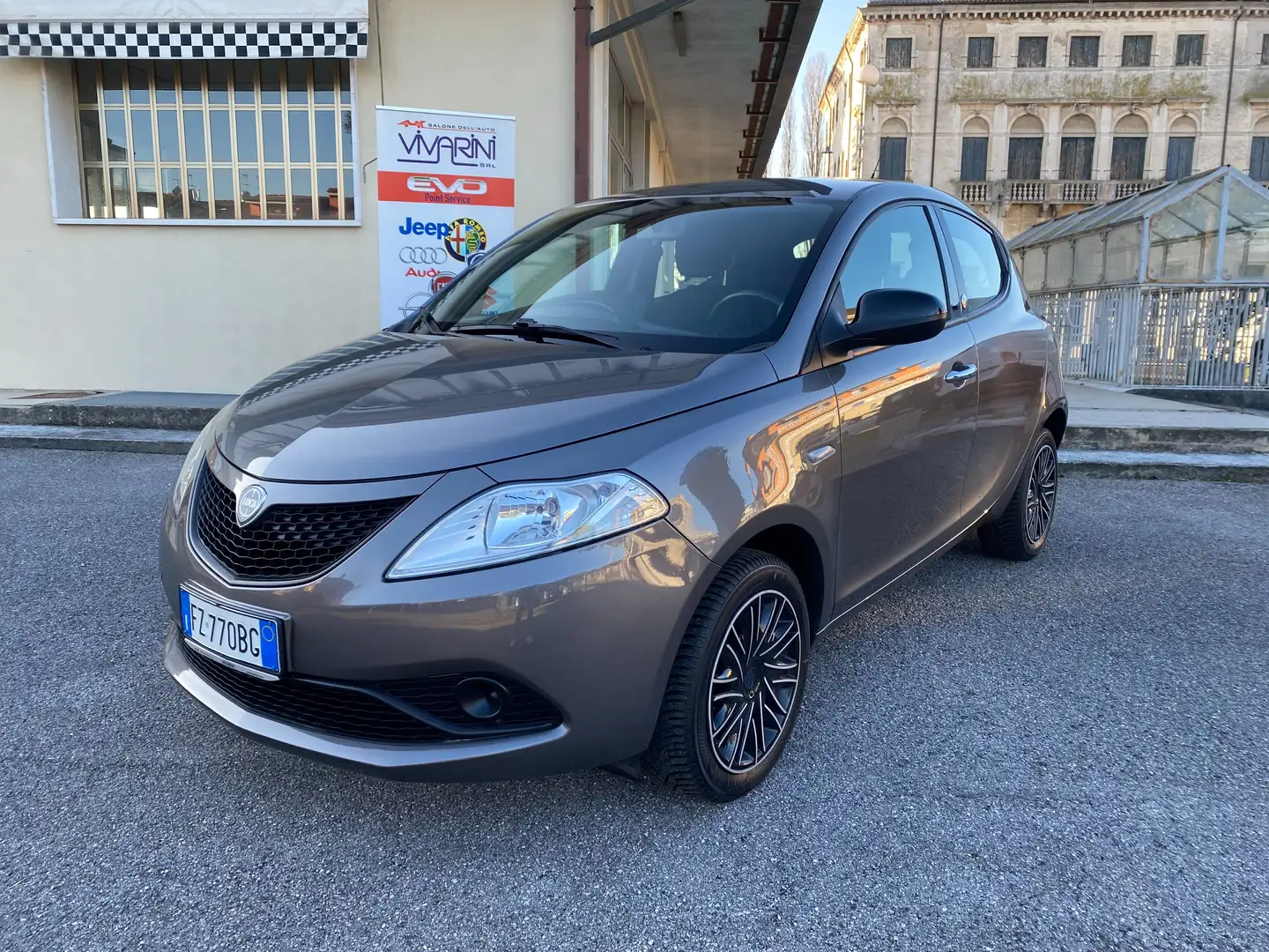 Lancia Ypsilon 1.2 69 CV 5 porte GPL Ecochic Grau - 1