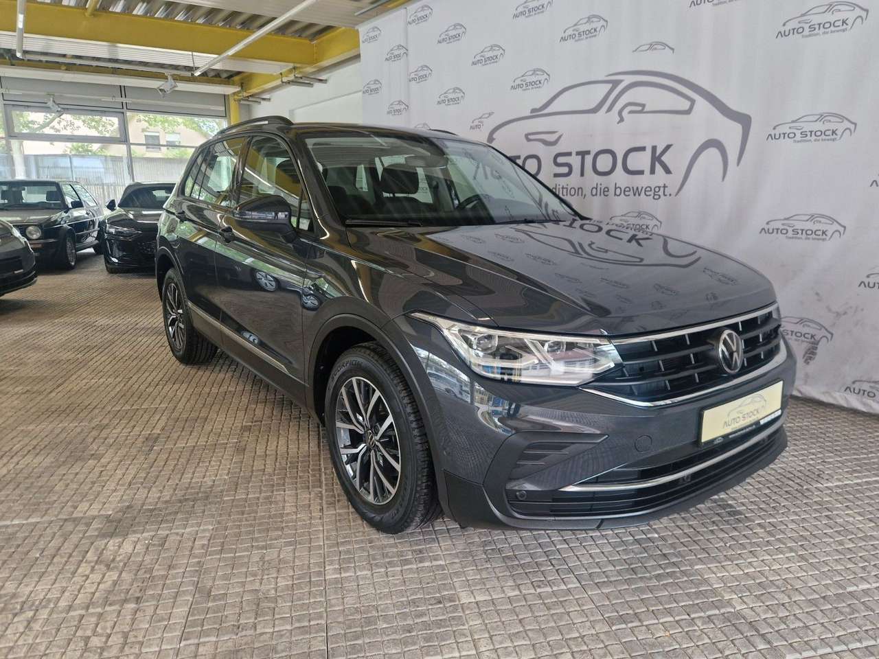 Volkswagen Tiguan 2022 — 1.5 TSI DSG Life PDC Navi ACC SH Matrix