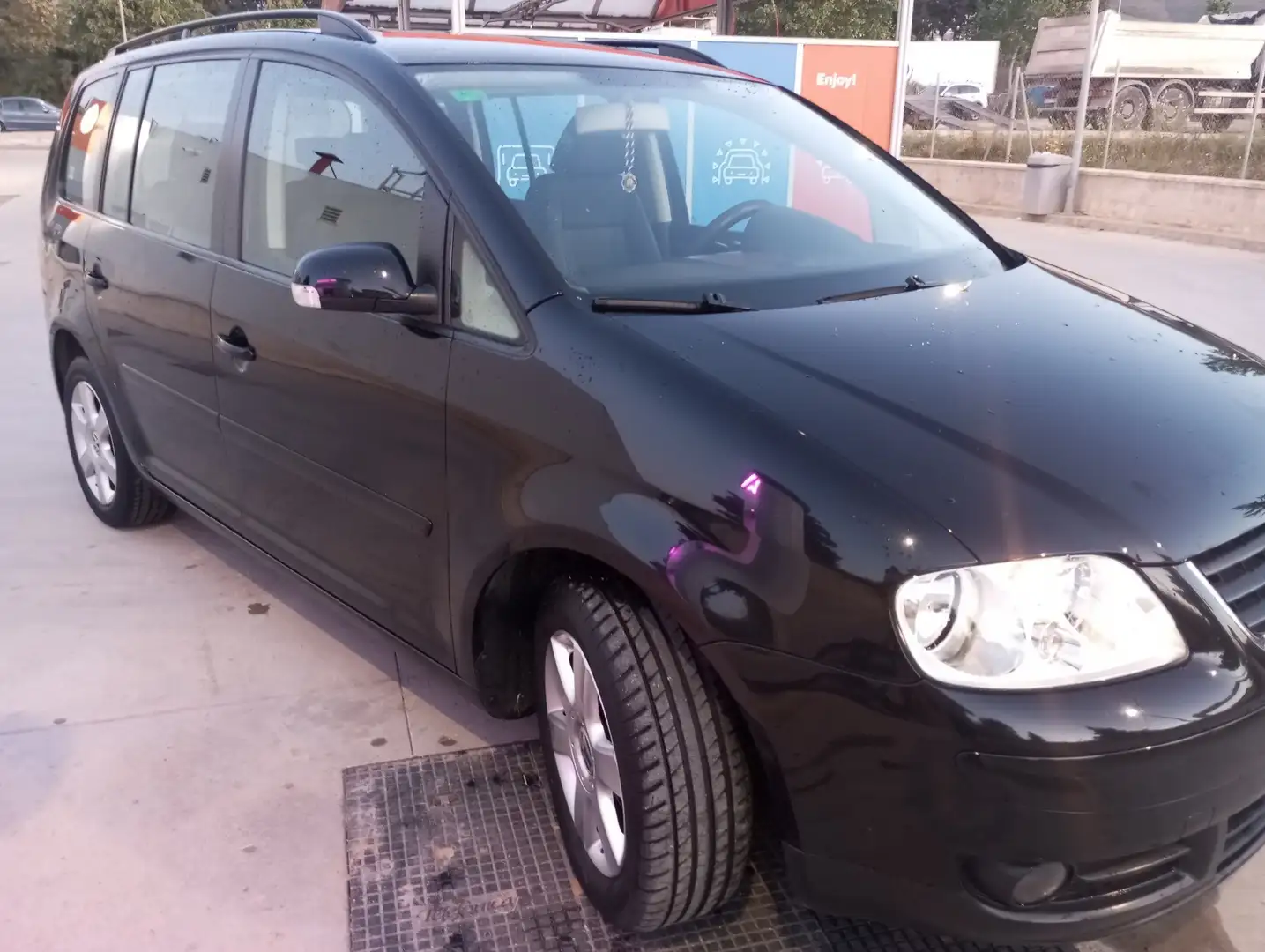 Volkswagen Touran 2.0TDI Advance - 1