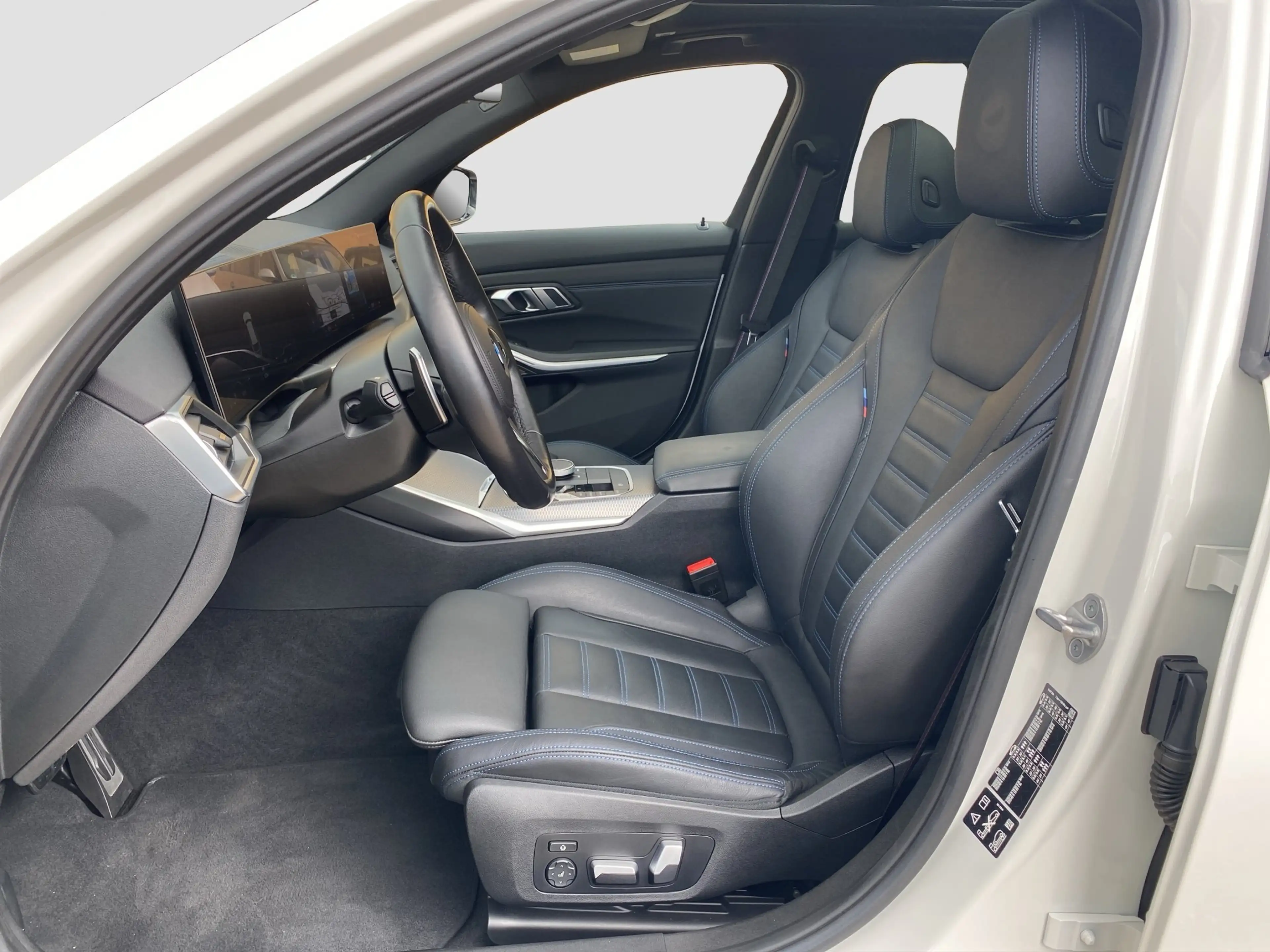 BMW 330 i xDrive Touring M-Sport PRO Pano AHK H&K RFK — photo 11