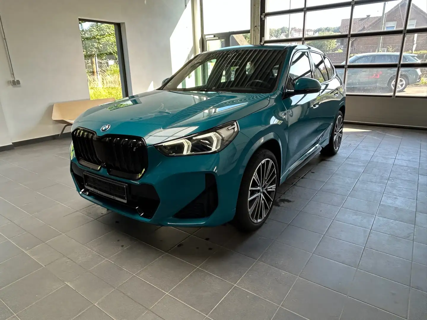 BMW iX1 30 xDrive M Sport Blau - 2