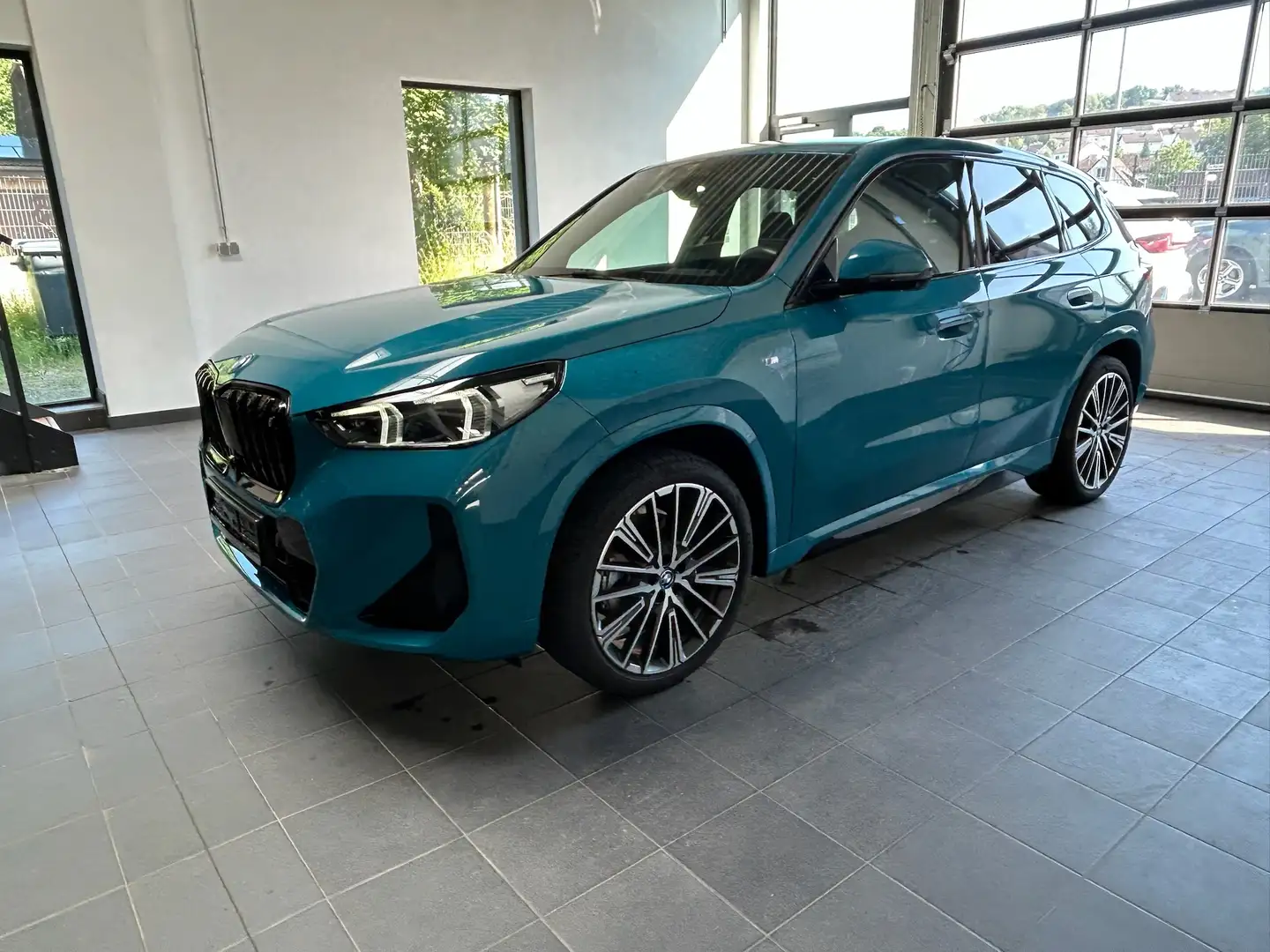 BMW iX1 30 xDrive M Sport Blau - 1