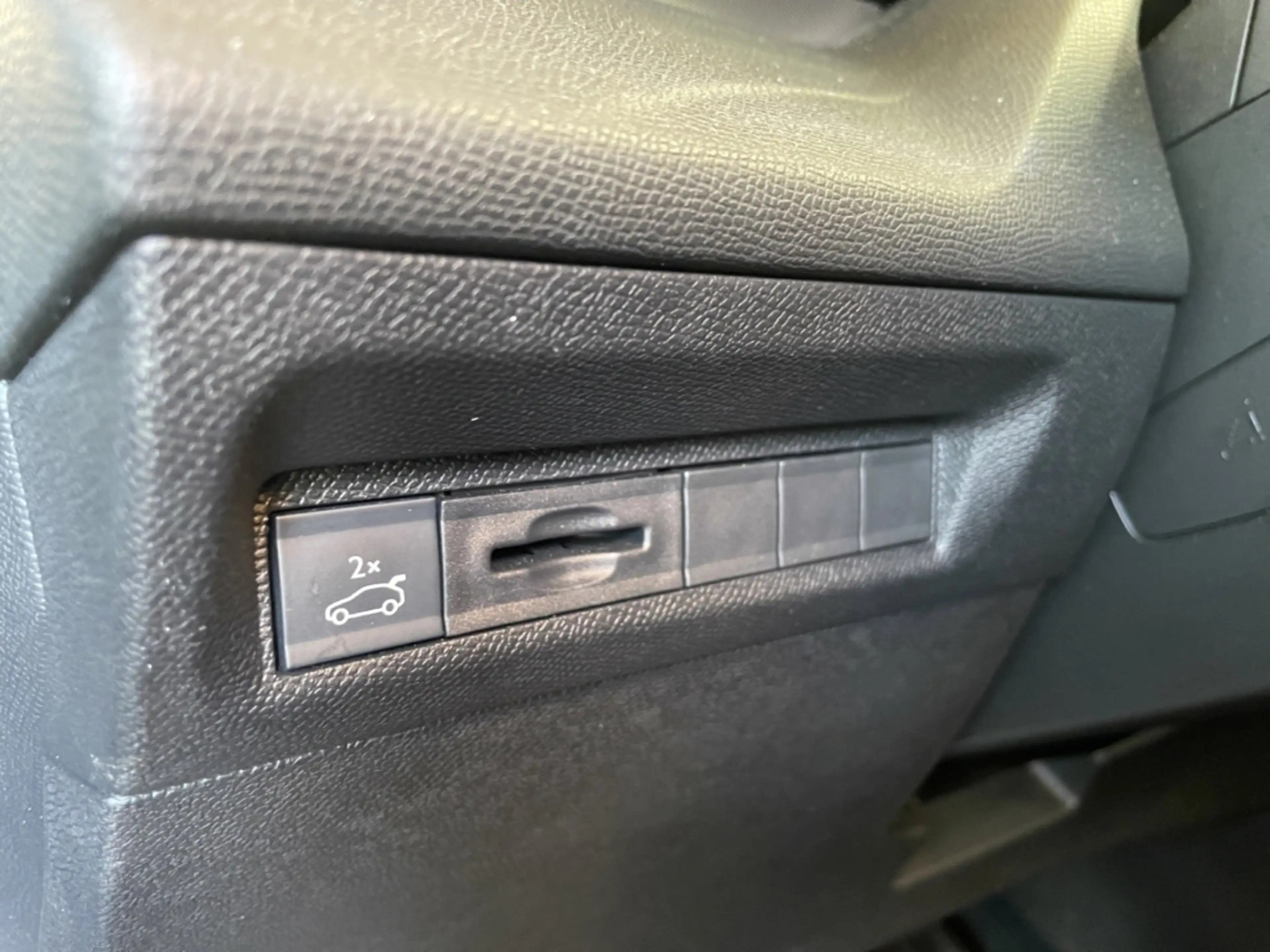 Peugeot 408 GT PT 130 EAT8 El. Panodach El. Sitz Kamera LED El — photo 19