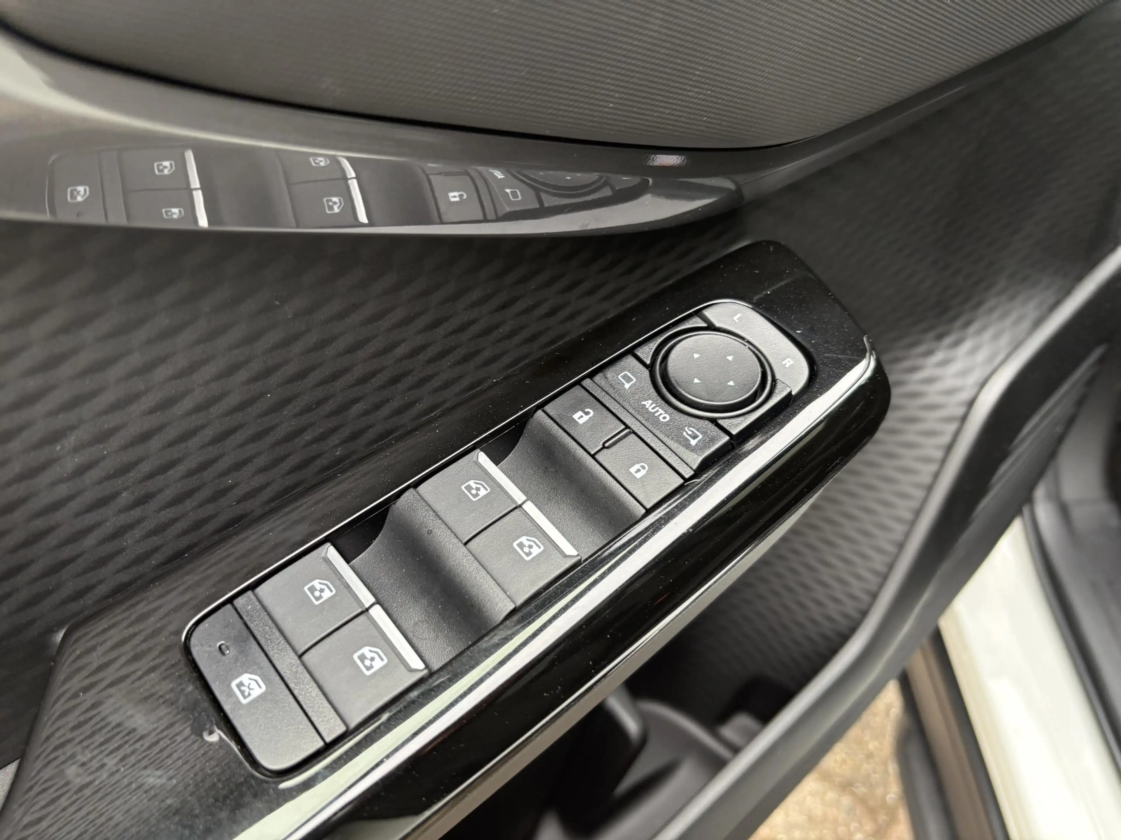Toyota Urban Cruiser Executive 61 kWh — photo 12