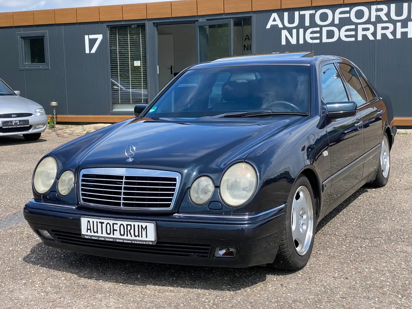 Mercedes-Benz E 320 Avantgarde AUTOMATIK* LEDER* XENON* VOLL Albastru - 1