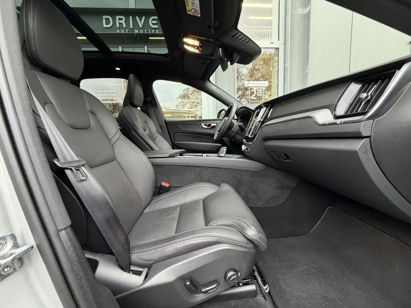 Volvo XC60 2.0 T8 Plug-in hybrid AWD R-Design |Facelift|Pano| Grijs - 2