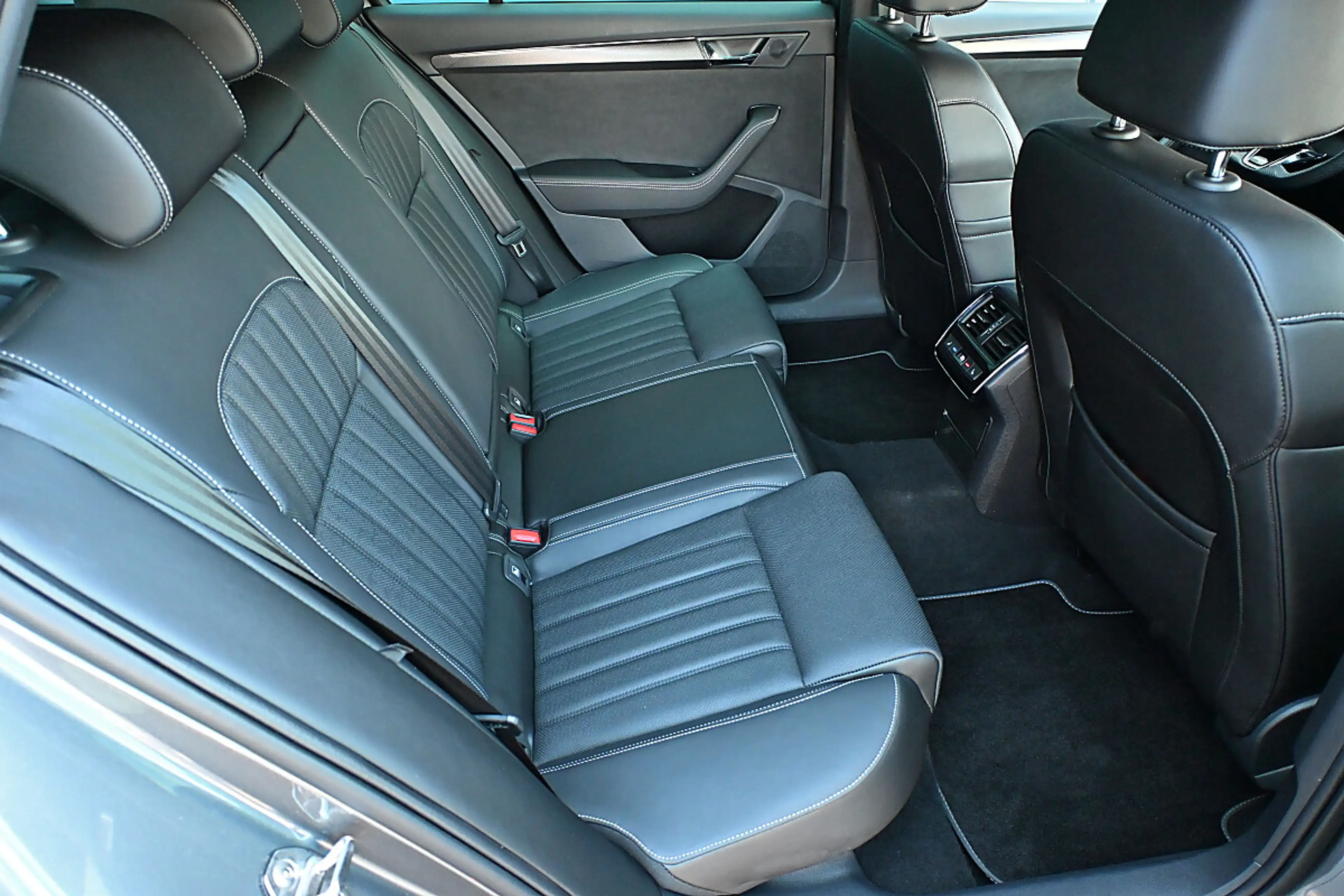 Skoda Superb Kombi 2,0 TDI 4x4 Sportline DSG NP € 71k ACC, M... — photo 11