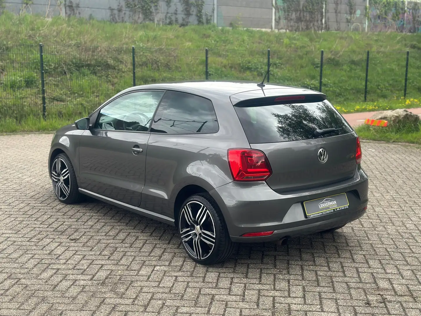 Volkswagen Polo 1.2 TSI Highline SPORT I ALCANTARA I PDC I CRUISE Grijs - 2