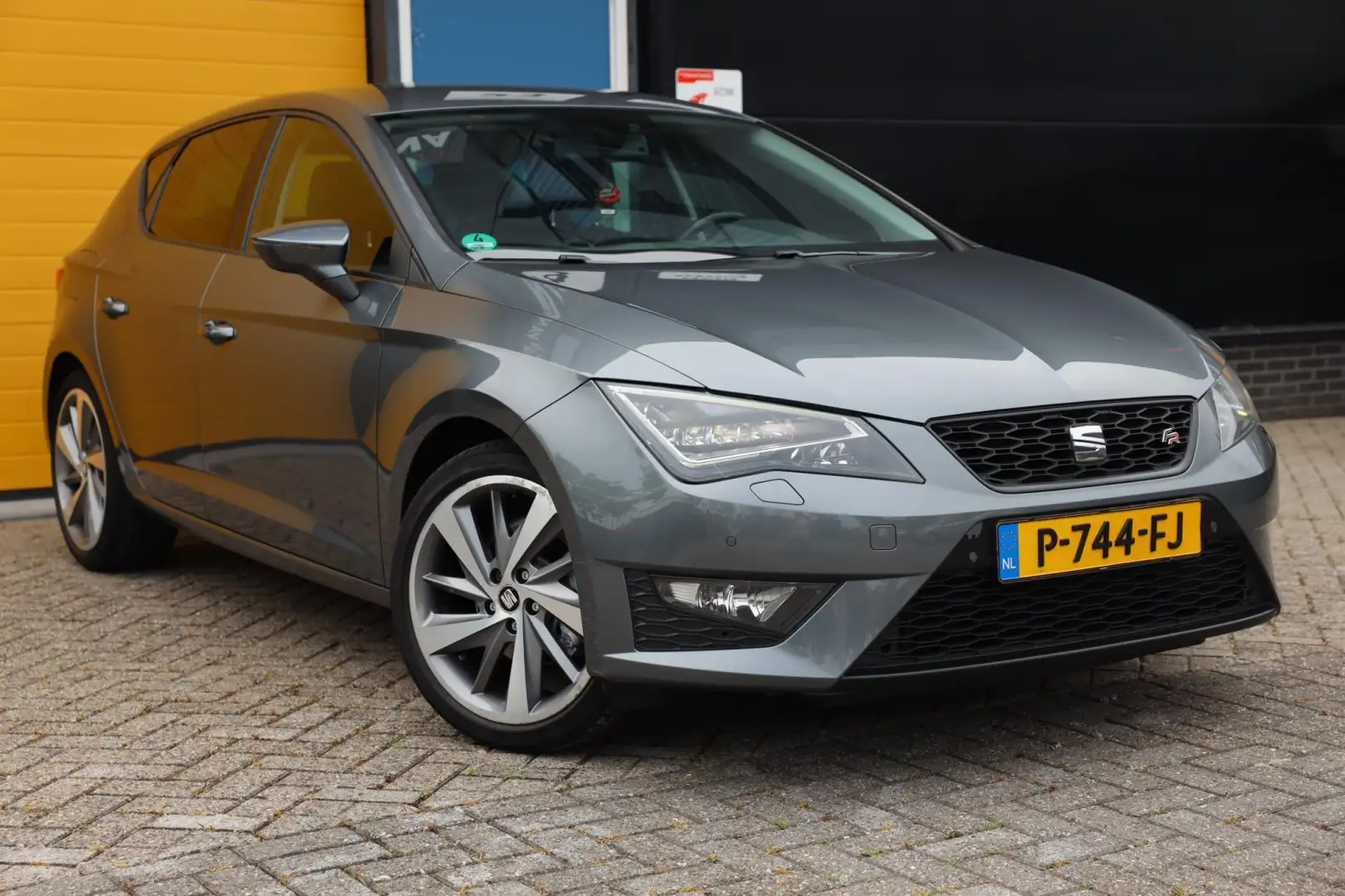 SEAT Leon 1.4 EcoTSI FR Business / AUT / 5 Deurs / Navi / Cr Gris - 1