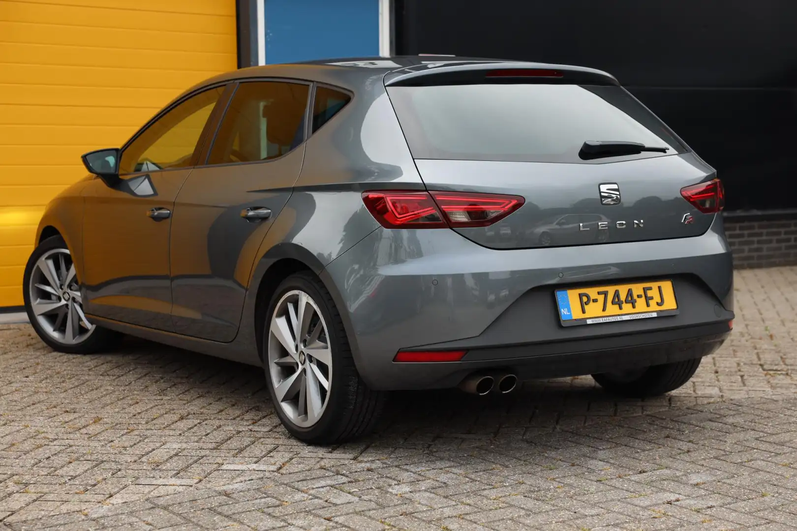 SEAT Leon 1.4 EcoTSI FR Business / AUT / 5 Deurs / Navi / Cr Gris - 2
