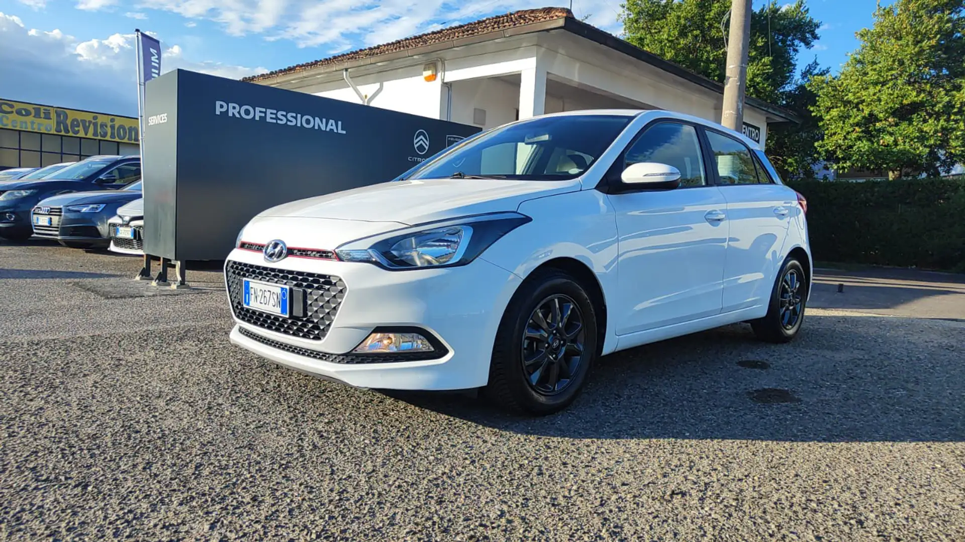 Hyundai i20 i20 1.1 CRDi 12V 5 porte Blackline Bianco - 1