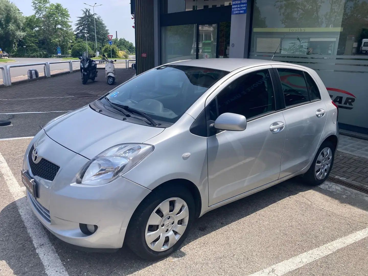 Toyota Yaris Yaris 5p 1.3 Sol m-mt Argento - 2