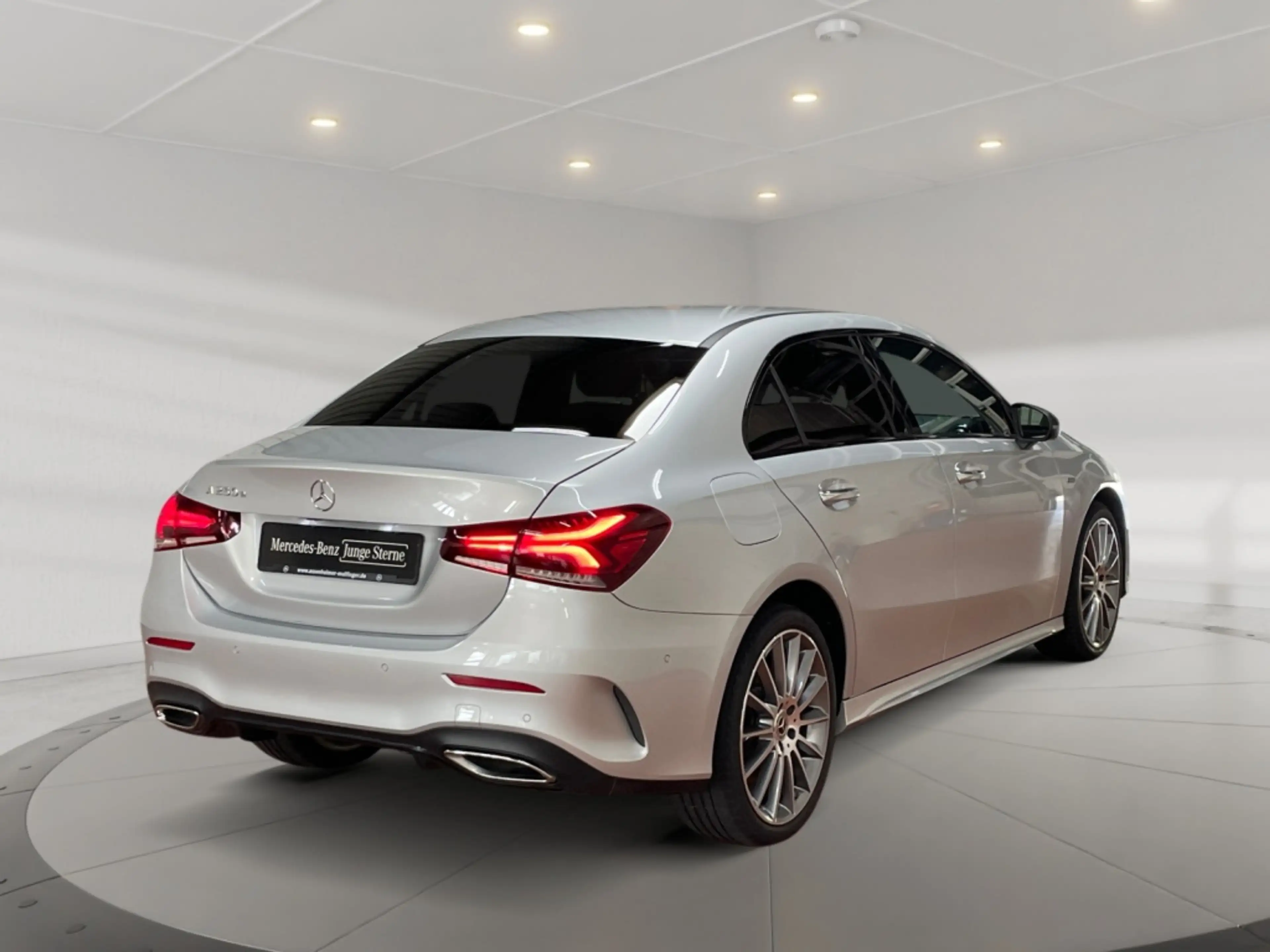 Mercedes-Benz A 250 e Limousine AMG AMG+MBUX+MBeam+Night+AHK — photo 5