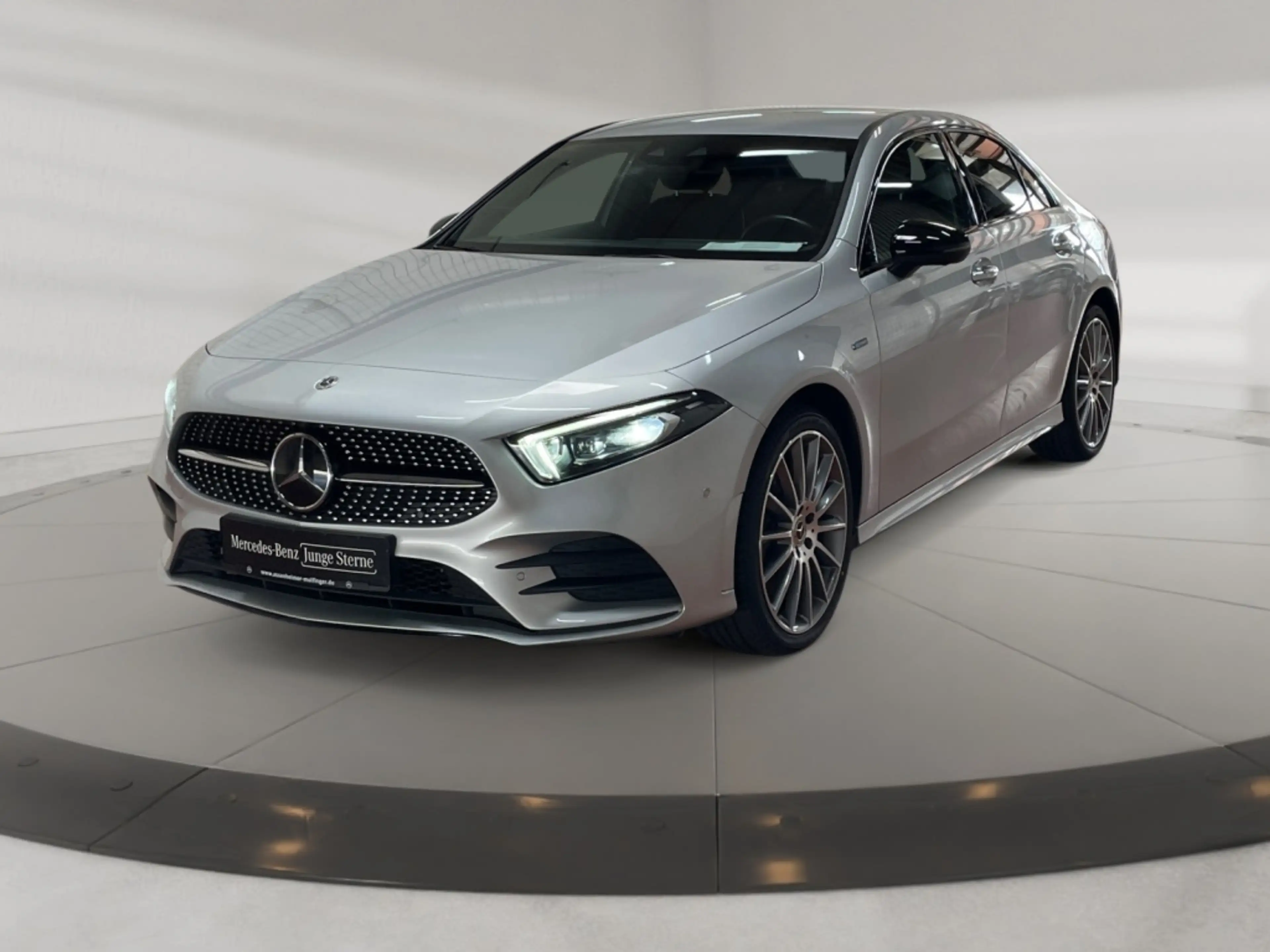 Mercedes-Benz A 250 e Limousine AMG AMG+MBUX+MBeam+Night+AHK — photo 2