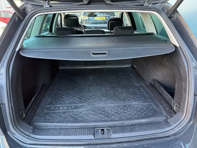 Volkswagen Passat view 10
