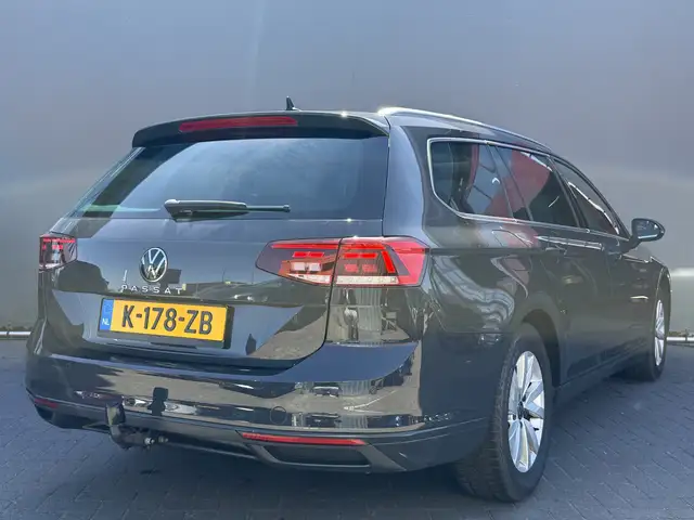 Volkswagen Passat view 2
