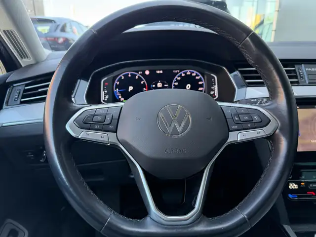 Volkswagen Passat view 22