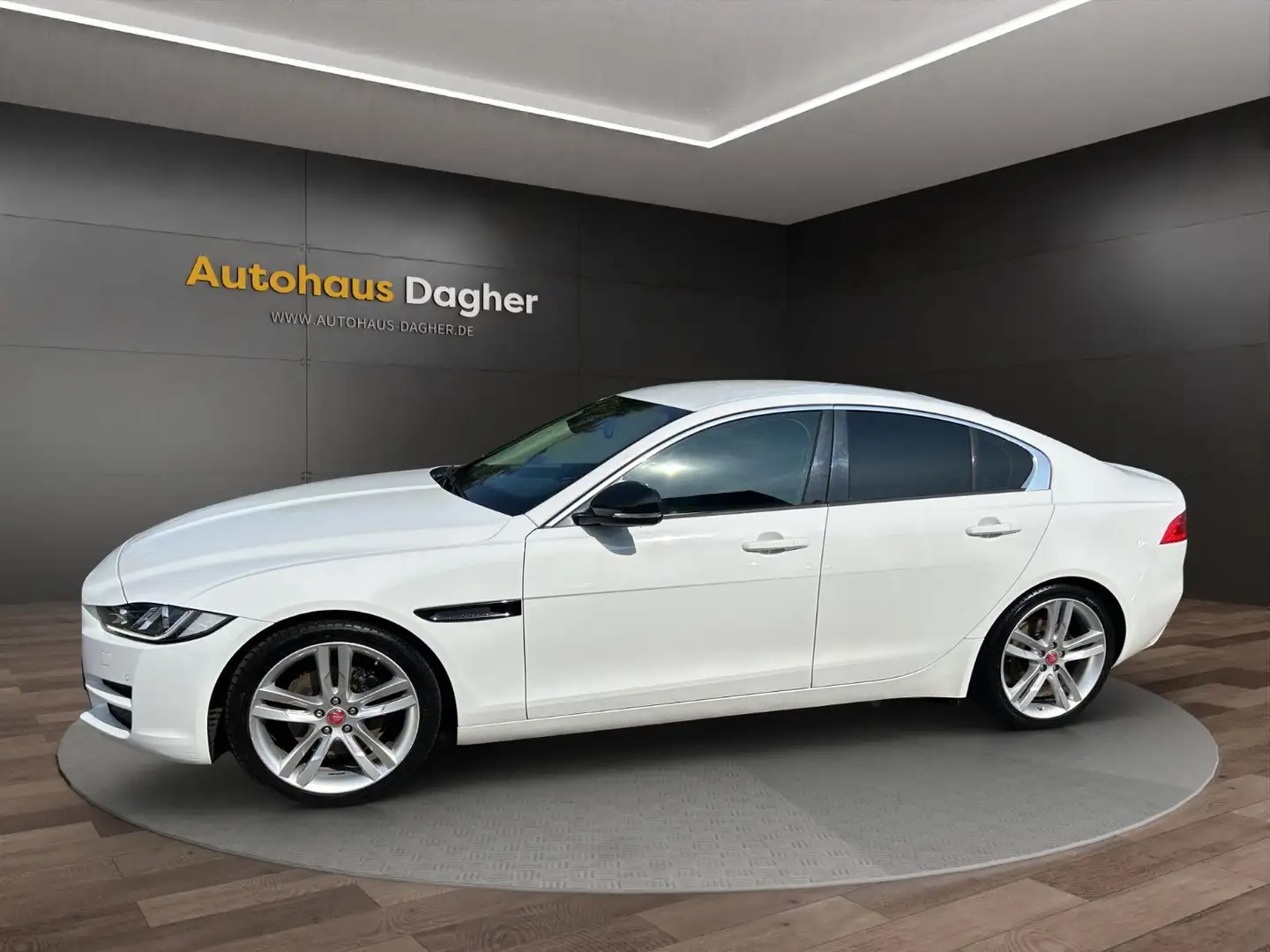 Jaguar XE Blanc - 2