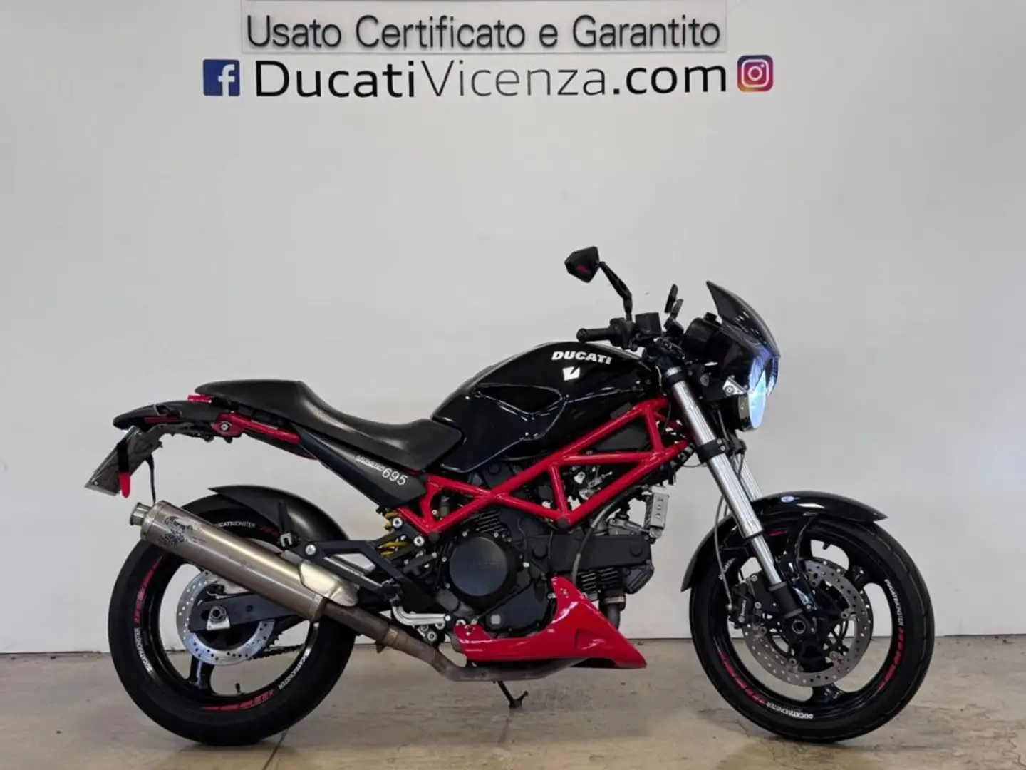 Ducati Monster 695 BLACK Nero - 1
