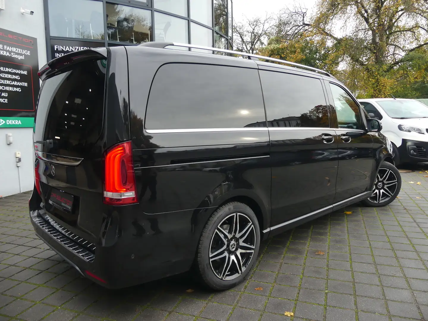 Mercedes-Benz V 300 d AVANTGARDE AMG 3xE-TÜREN/MBUX/BELÜFTET Schwarz - 2
