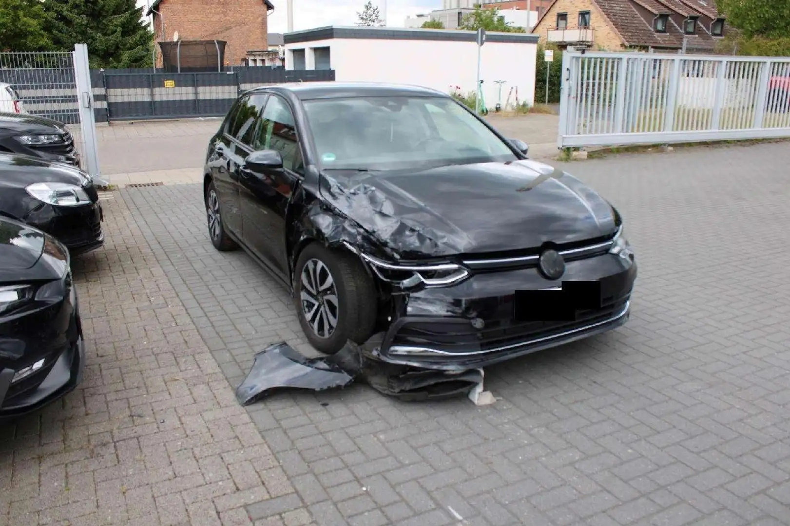 Volkswagen Golf VIII Active DSG*LED*PANO*AHK Negro - 2
