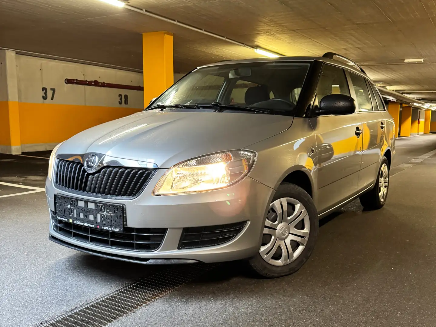 Skoda Fabia 1,2 - Praktischer Kombi mit Anhängerkupplung Grey - 1