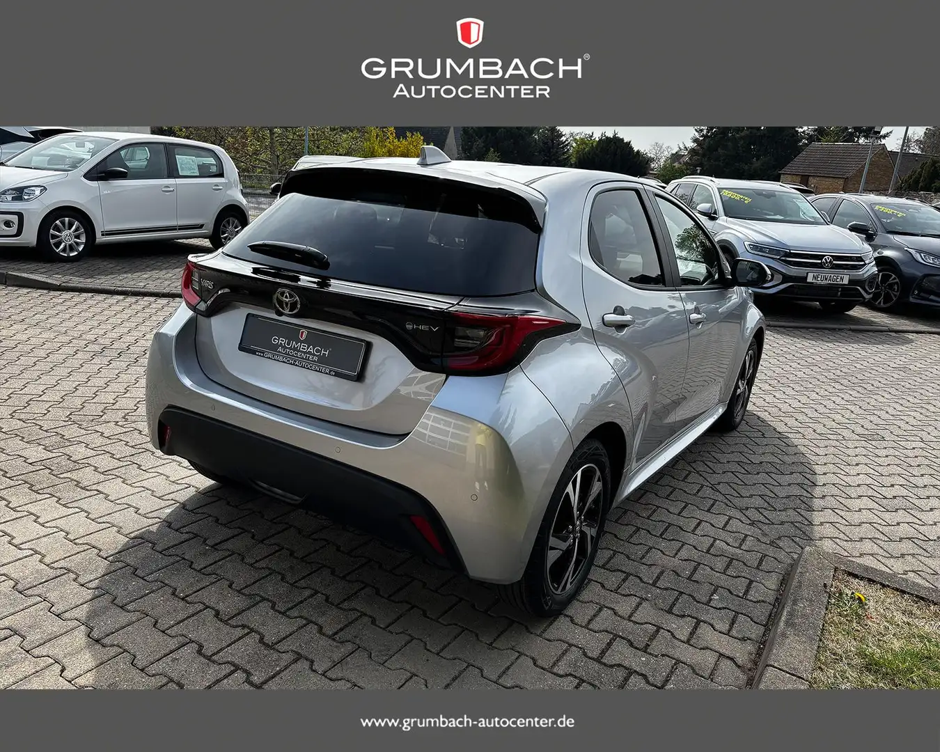Toyota Yaris Hybrid Style 1.5 VVT-i  CVT SafetyPaket SideAss... Zilver - 2