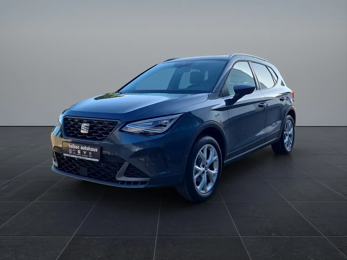 SEAT Arona 1.5 TSI DSG FR+NAVI+VOLLLED+SHZ+PDC+RUNDUMSICHT Grey - 2