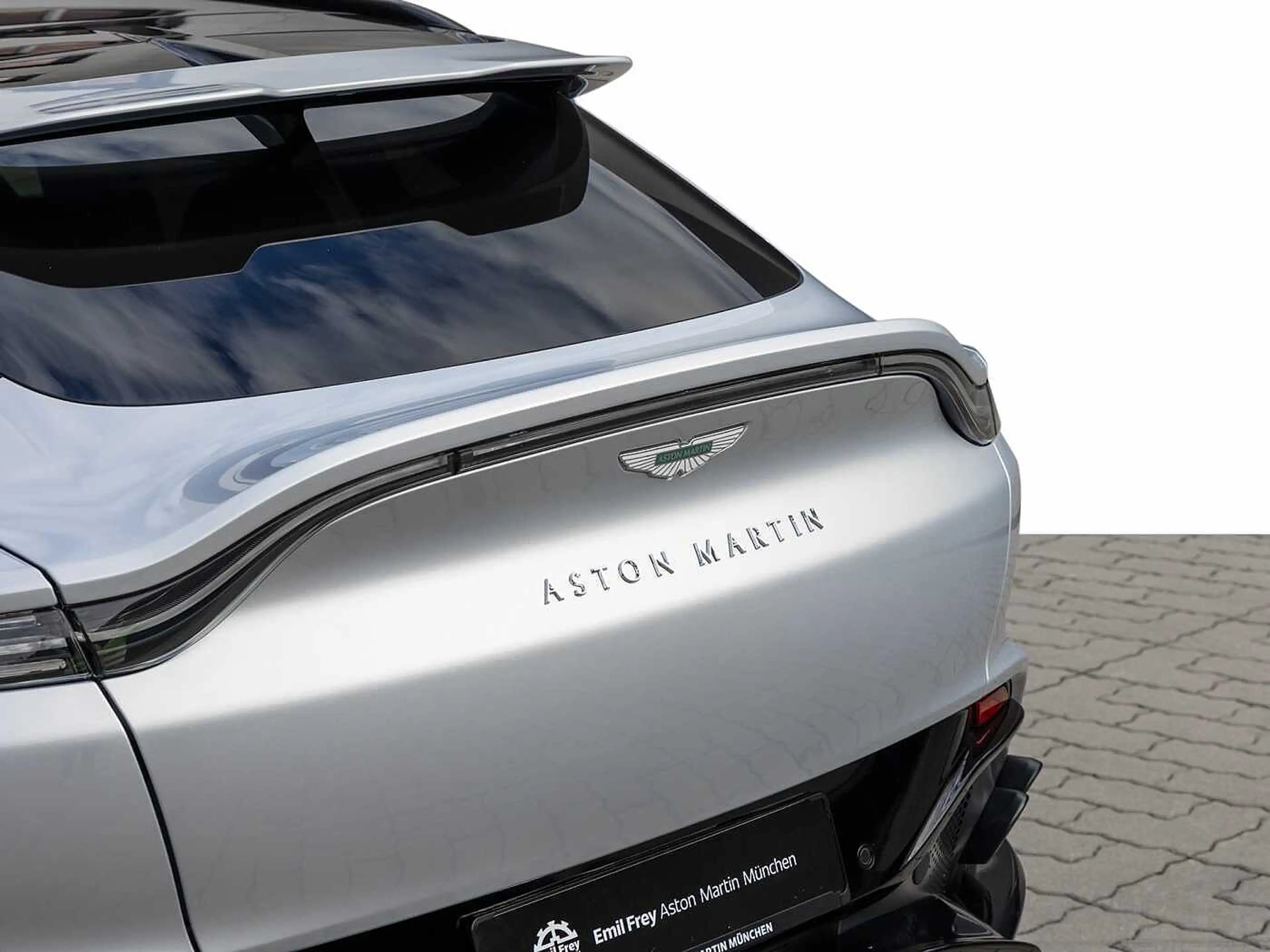 Aston Martin DBX 707 -Lightning Silver- — photo 3
