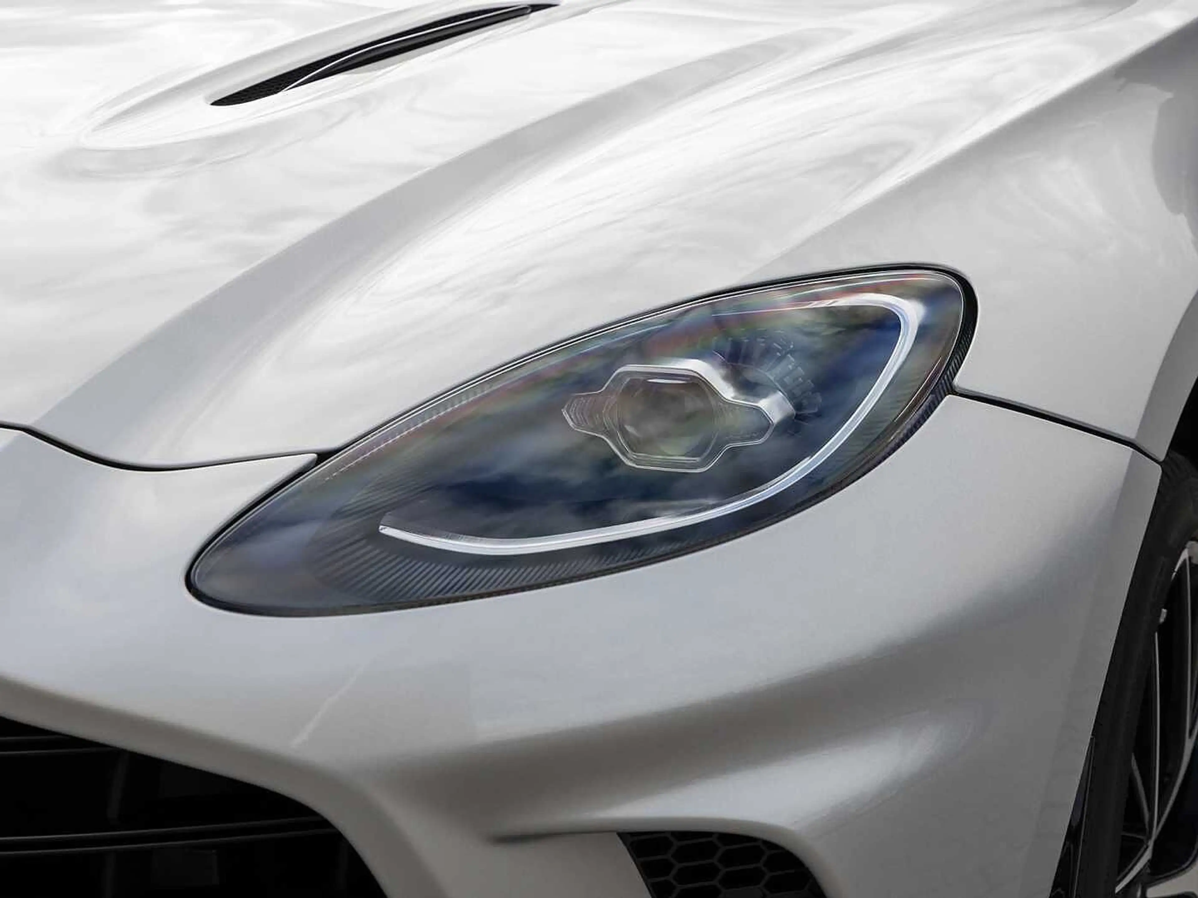 Aston Martin DBX 707 -Lightning Silver- — photo 10