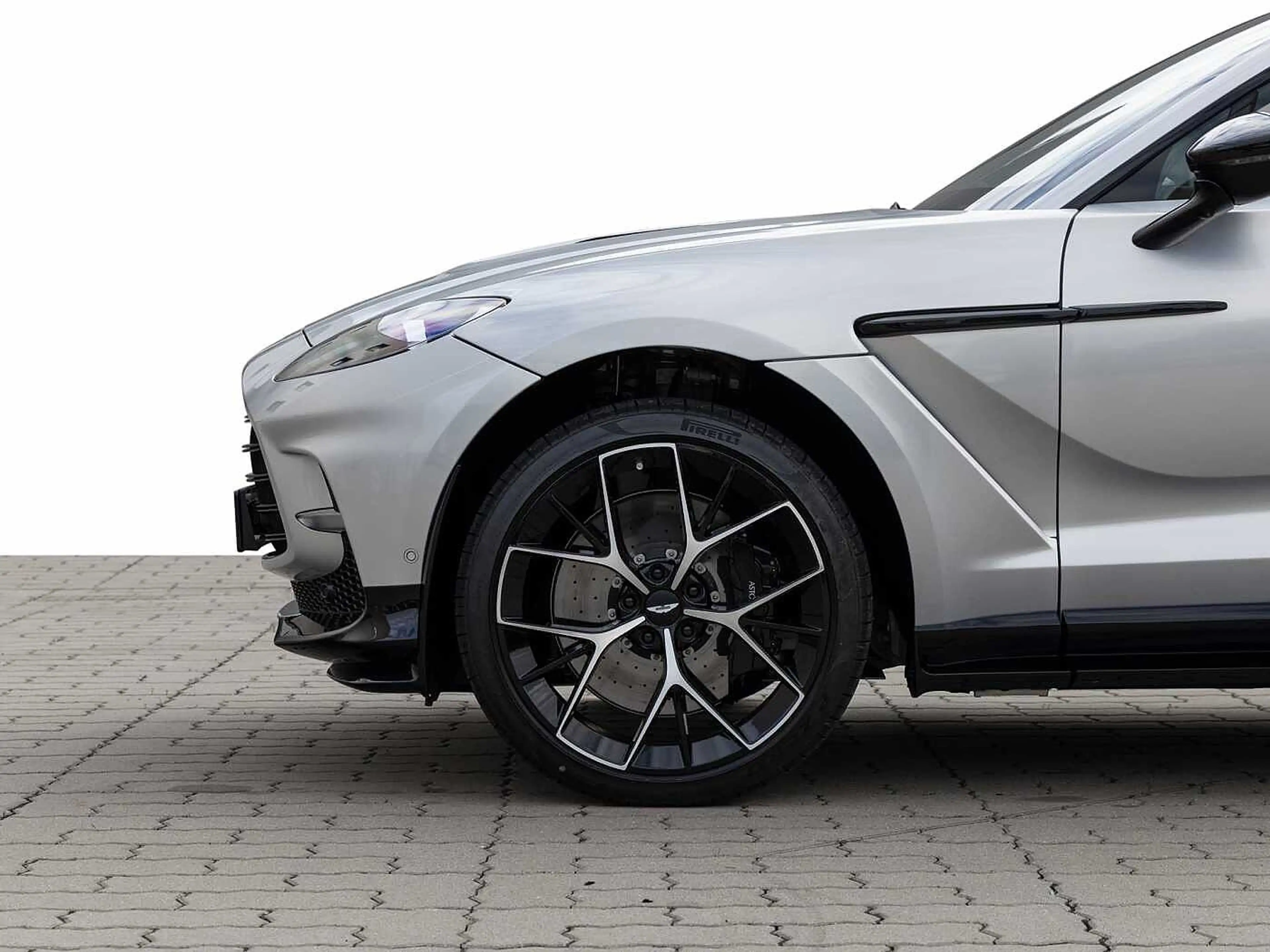Aston Martin DBX 707 -Lightning Silver- — photo 13
