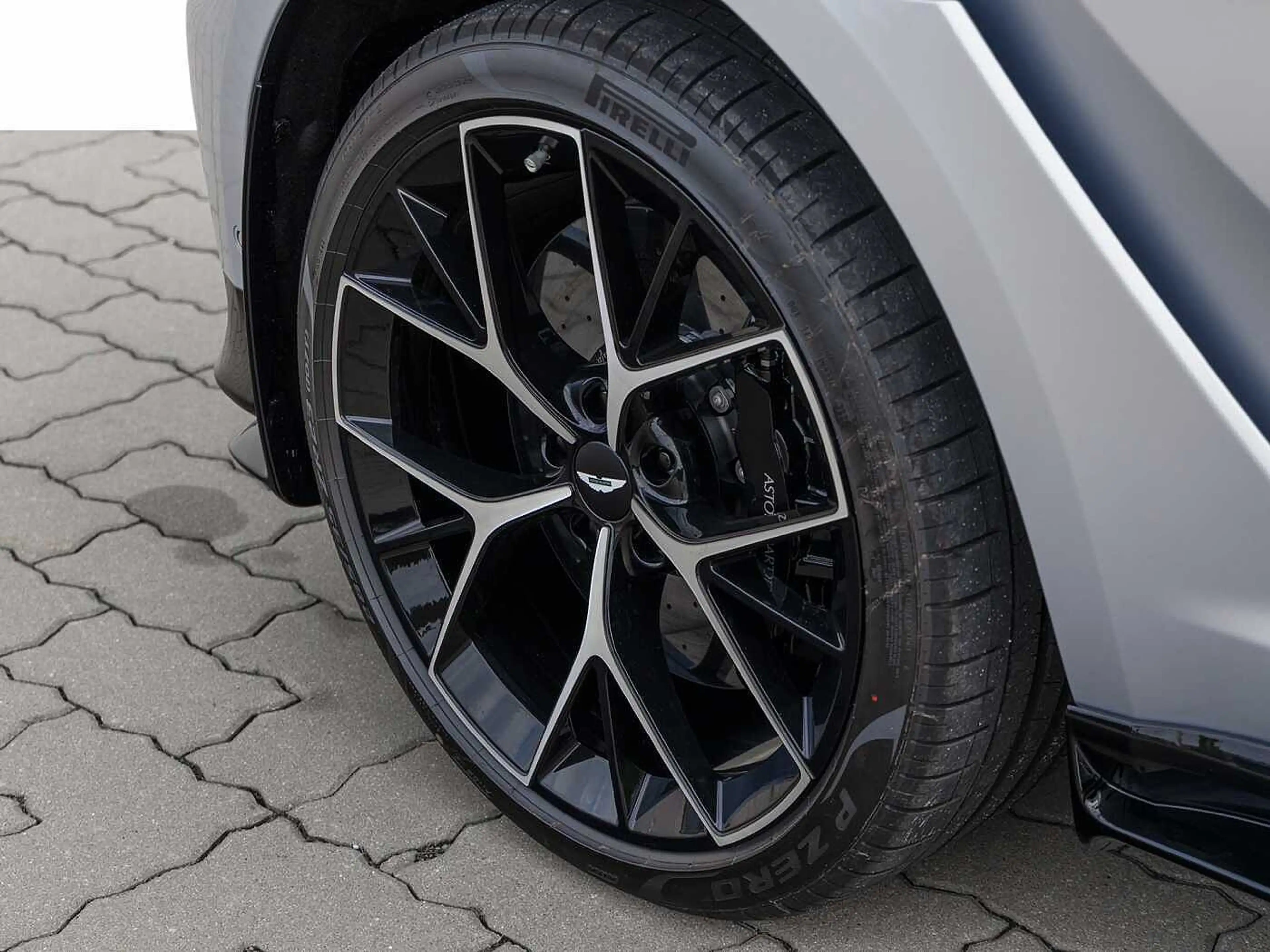Aston Martin DBX 707 -Lightning Silver- — photo 12