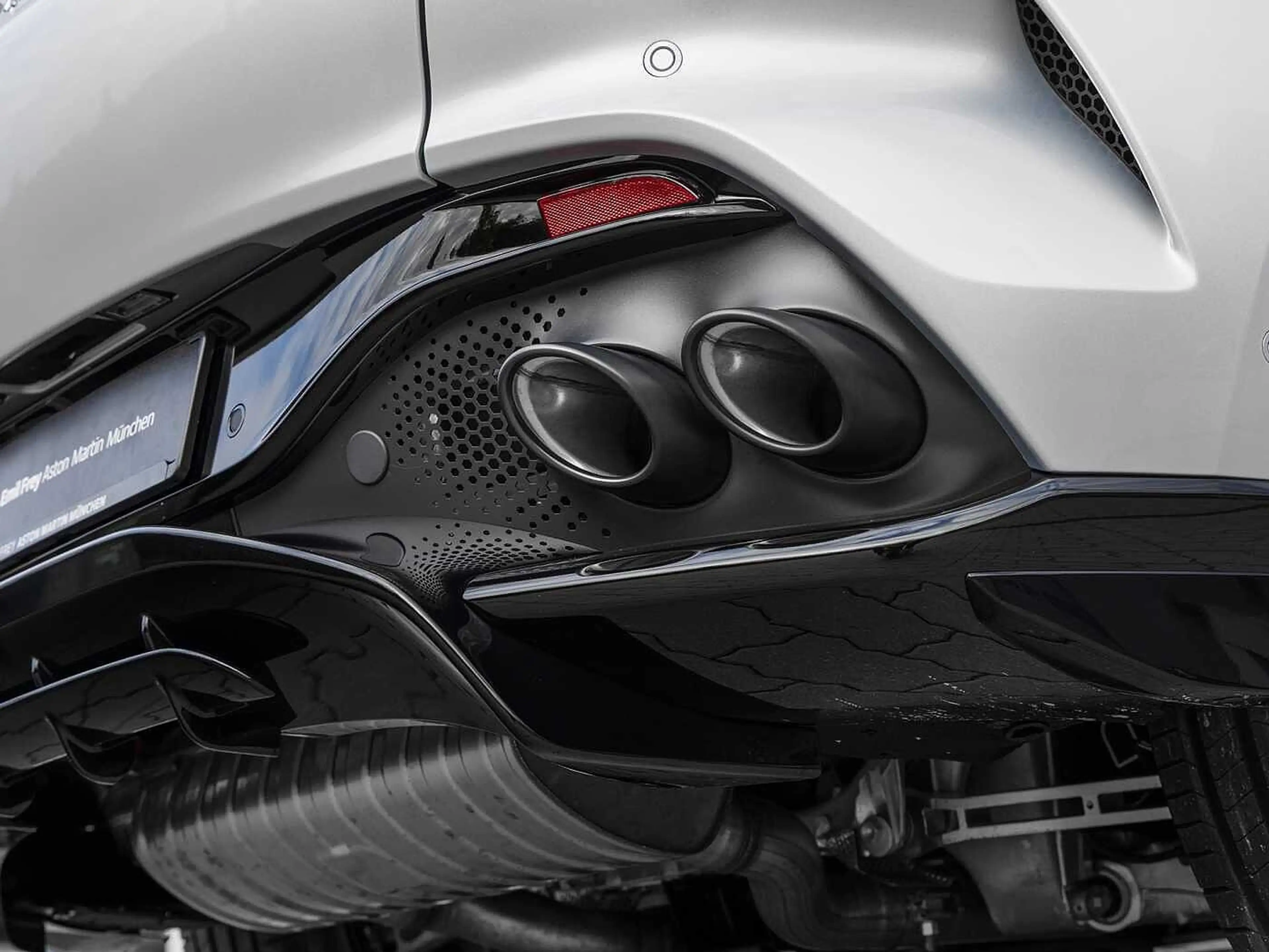 Aston Martin DBX 707 -Lightning Silver- — photo 6