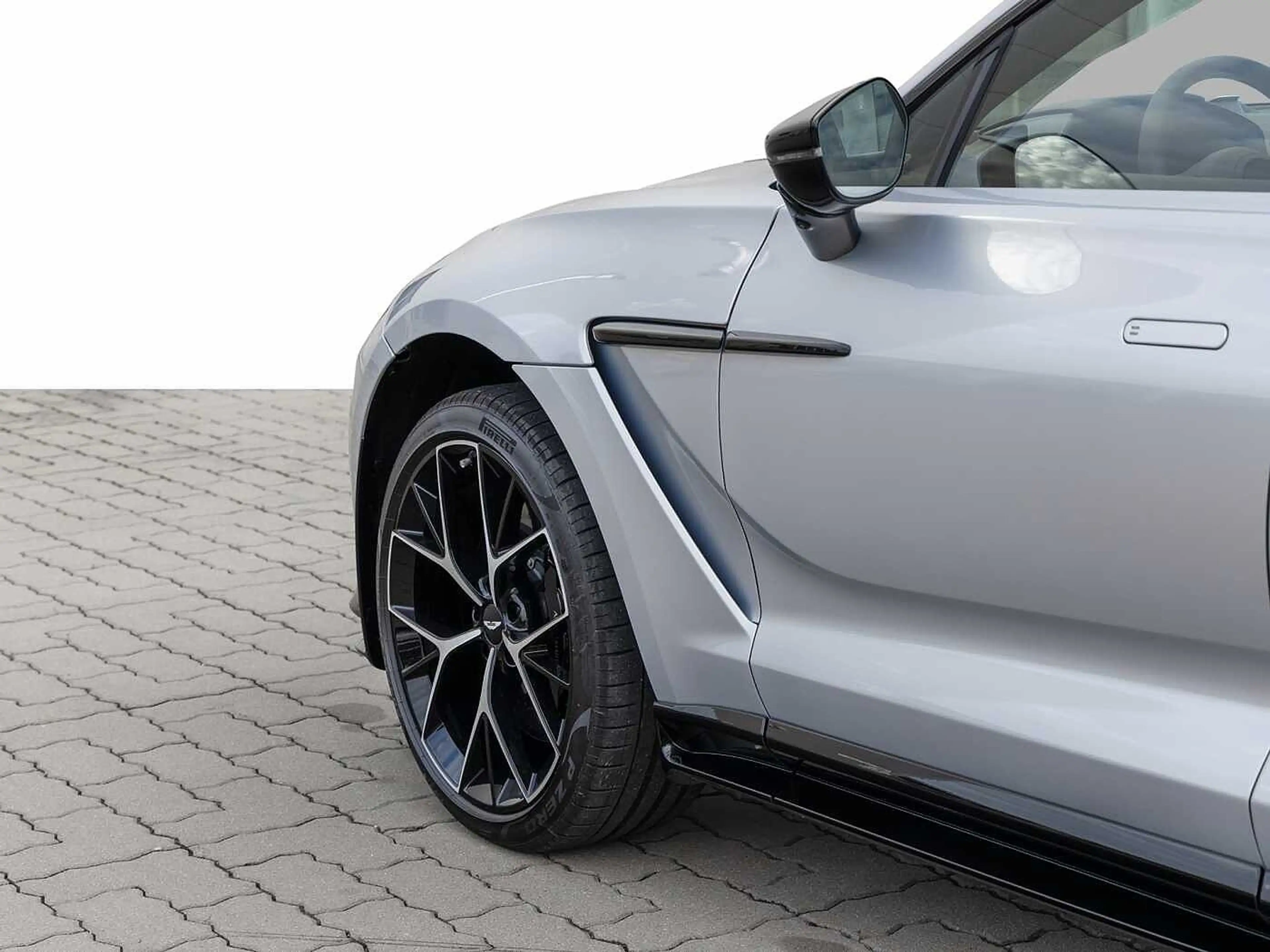 Aston Martin DBX 707 -Lightning Silver- — photo 11