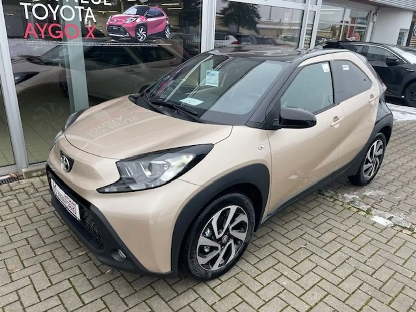 Toyota Aygo X S-CVT Teamplayer Beige - 1